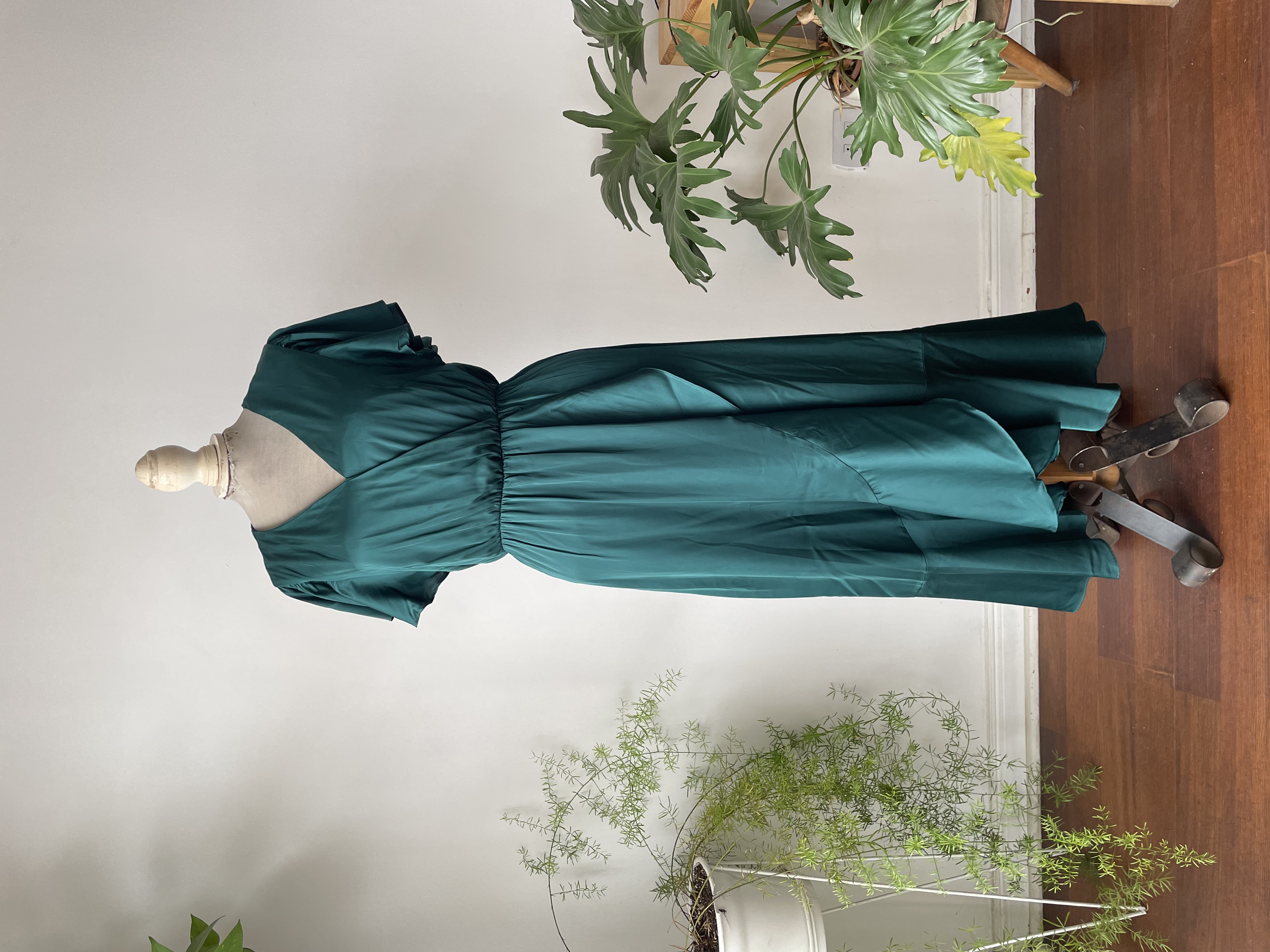 Vestido satén esmeralda. Talla: M 1