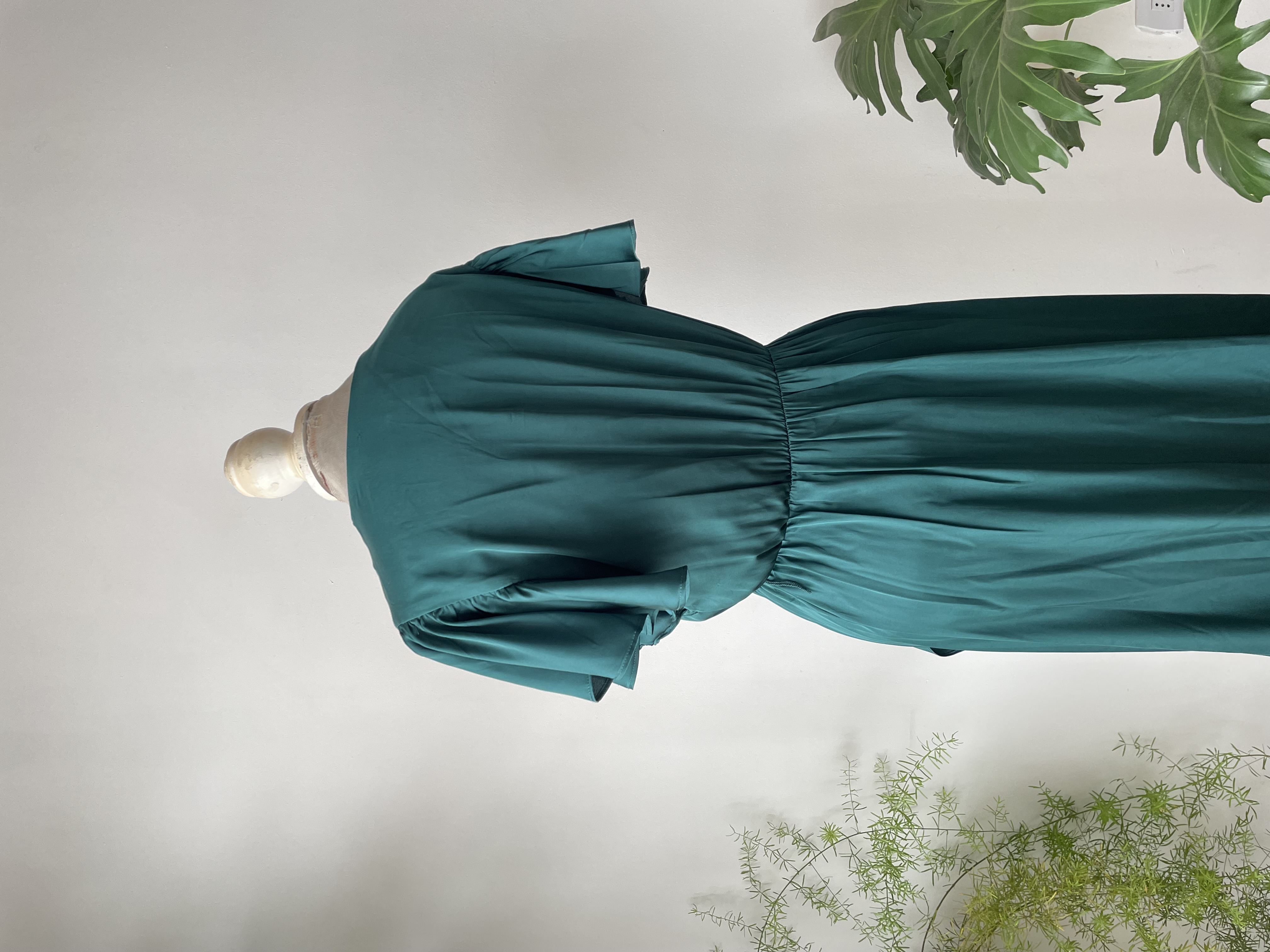 Vestido satén esmeralda. Talla: M 5