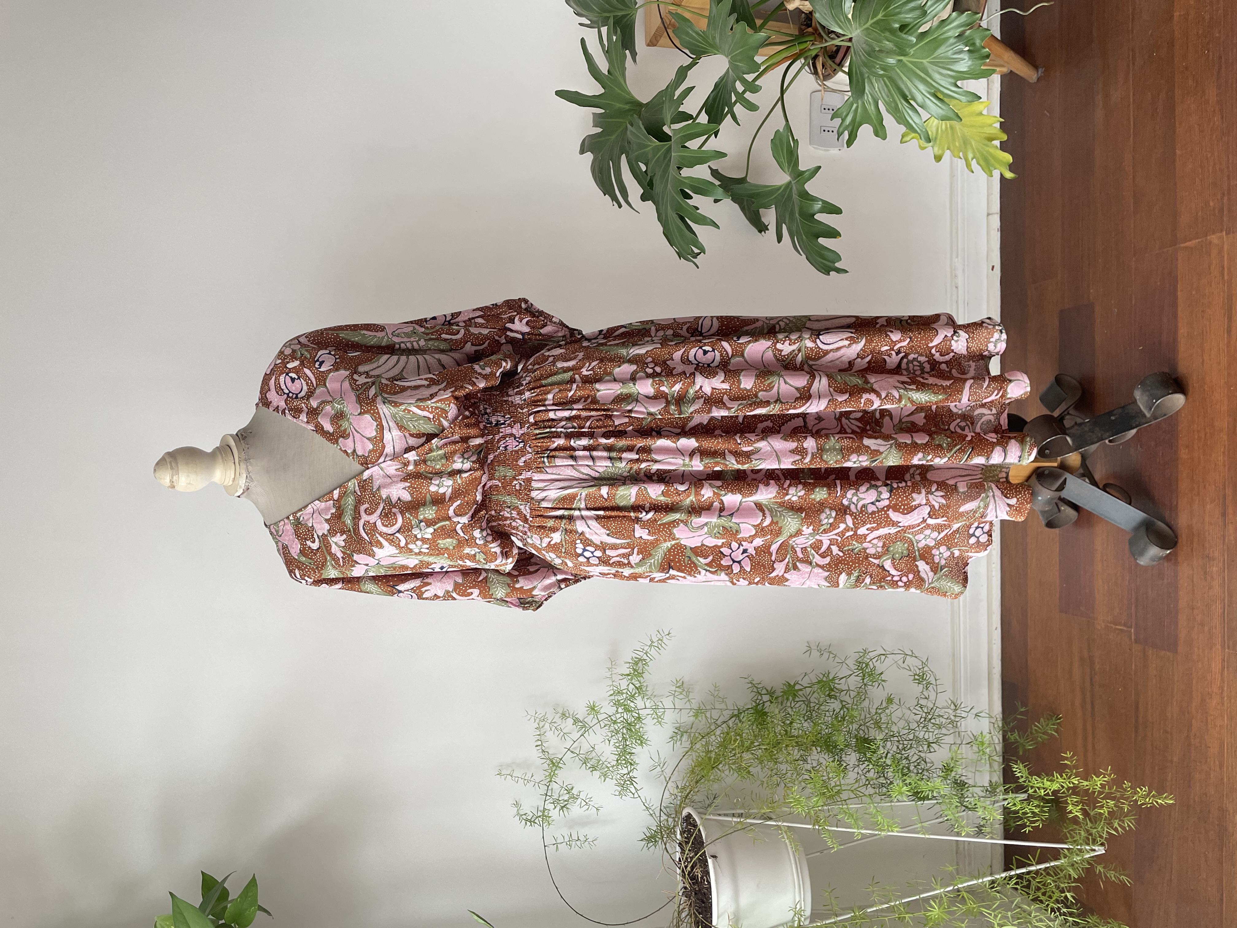 Vestido satén formas. Talla. M grande 1