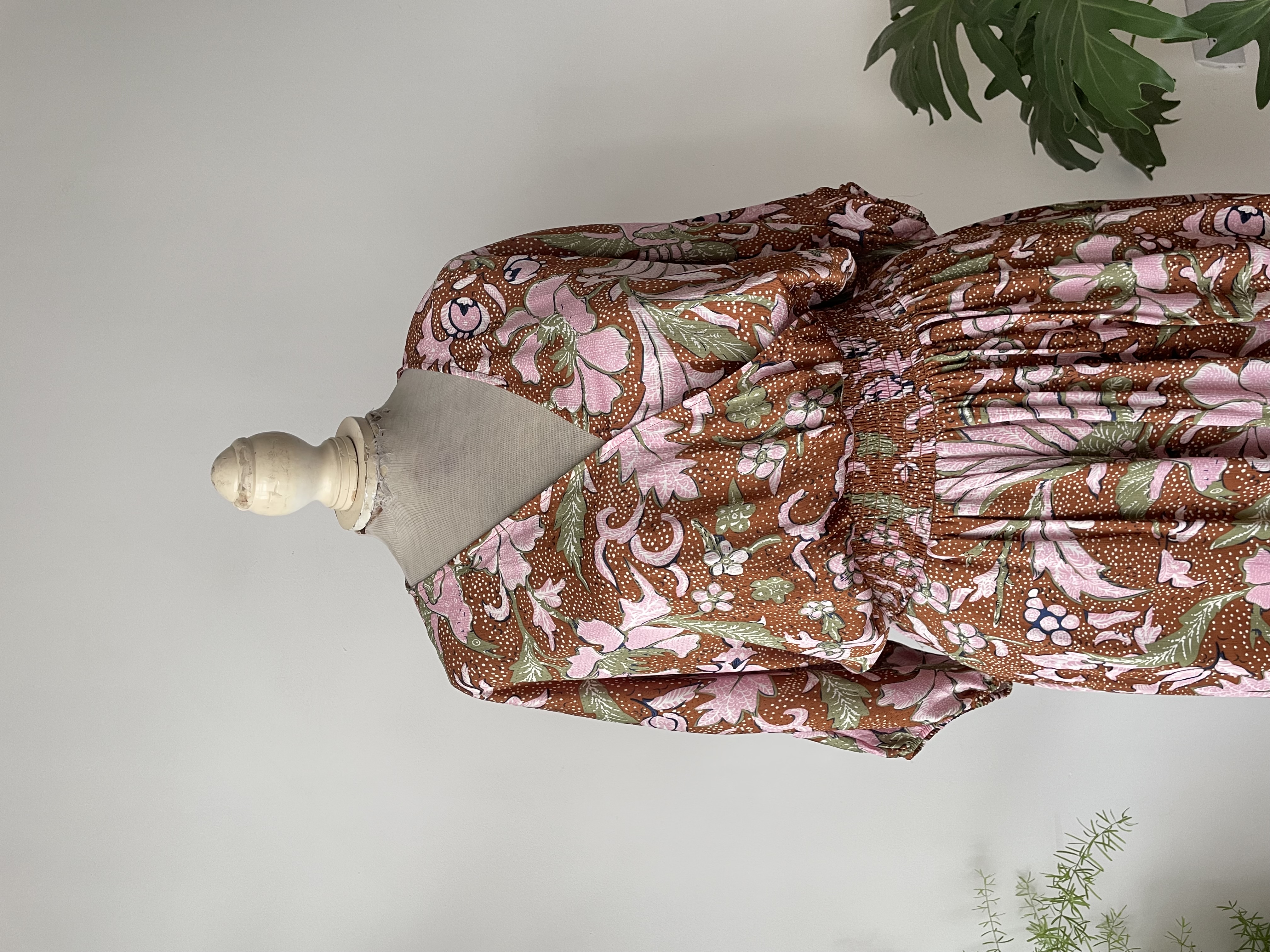 Vestido satén formas. Talla. M grande 2