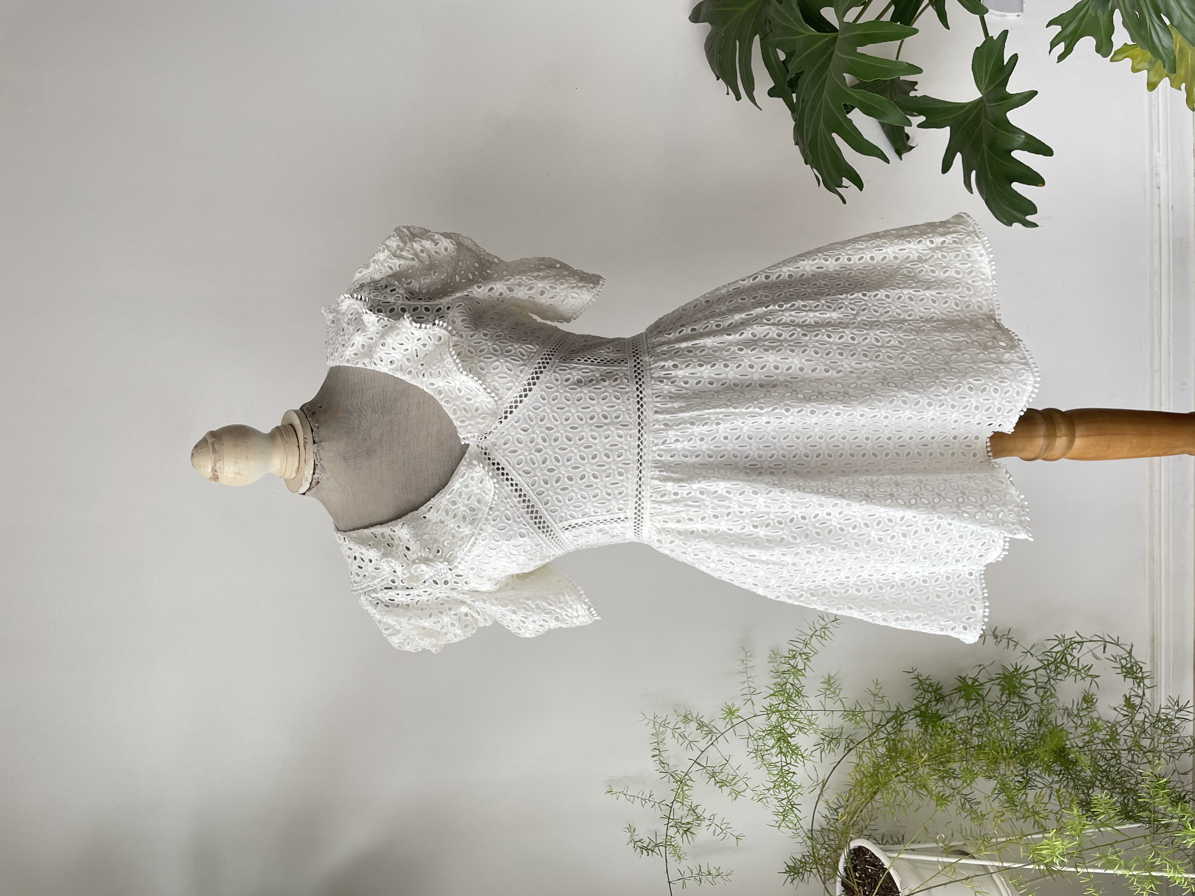 Vestido broderié. Talla: M CHICO 1