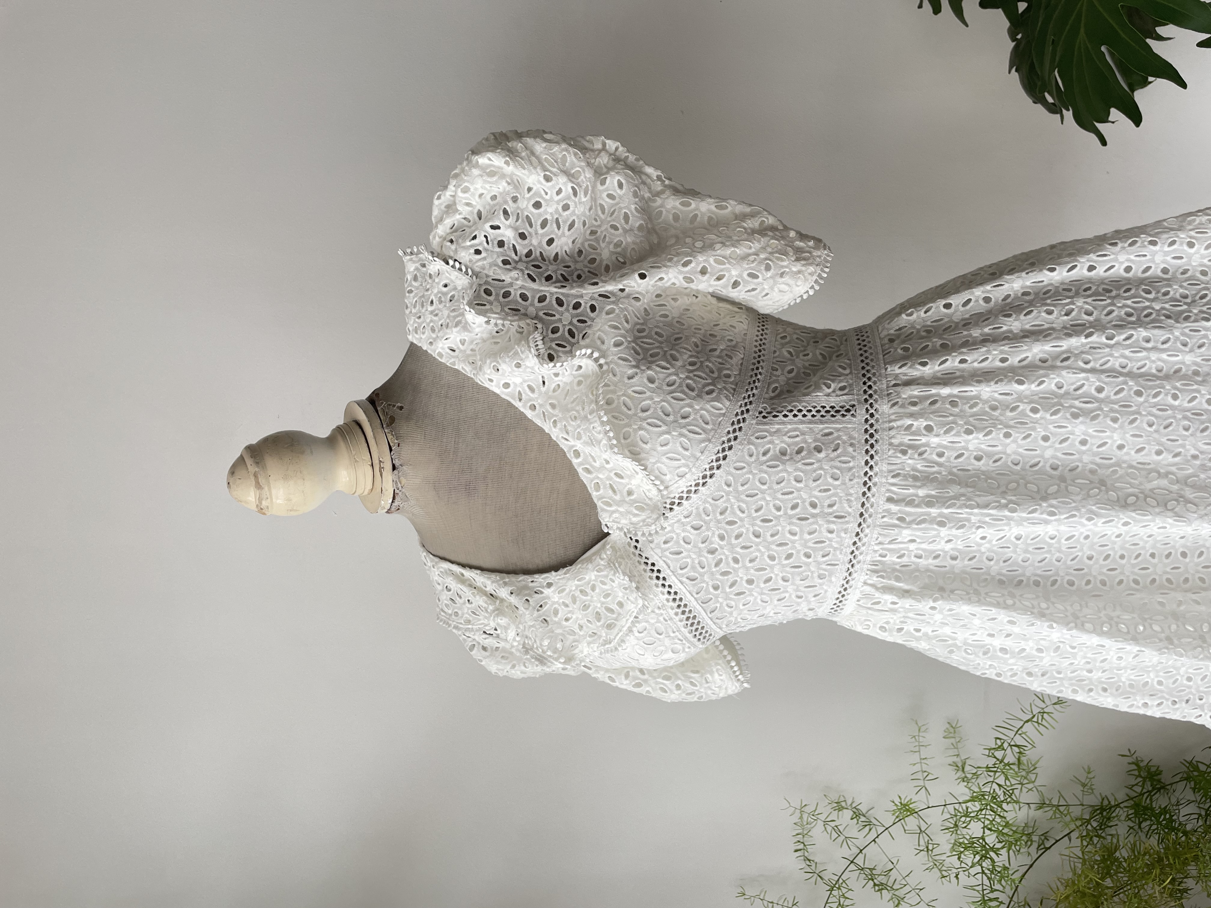 Vestido broderié. Talla: M CHICO 2