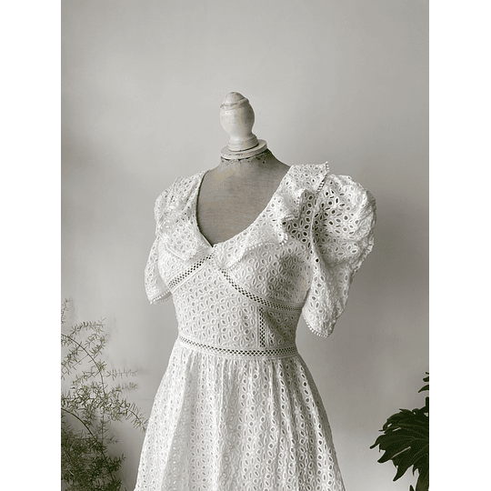 Vestido broderié. Talla: M CHICO