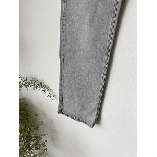 Jeans gris claro. Talla: 27 (36)