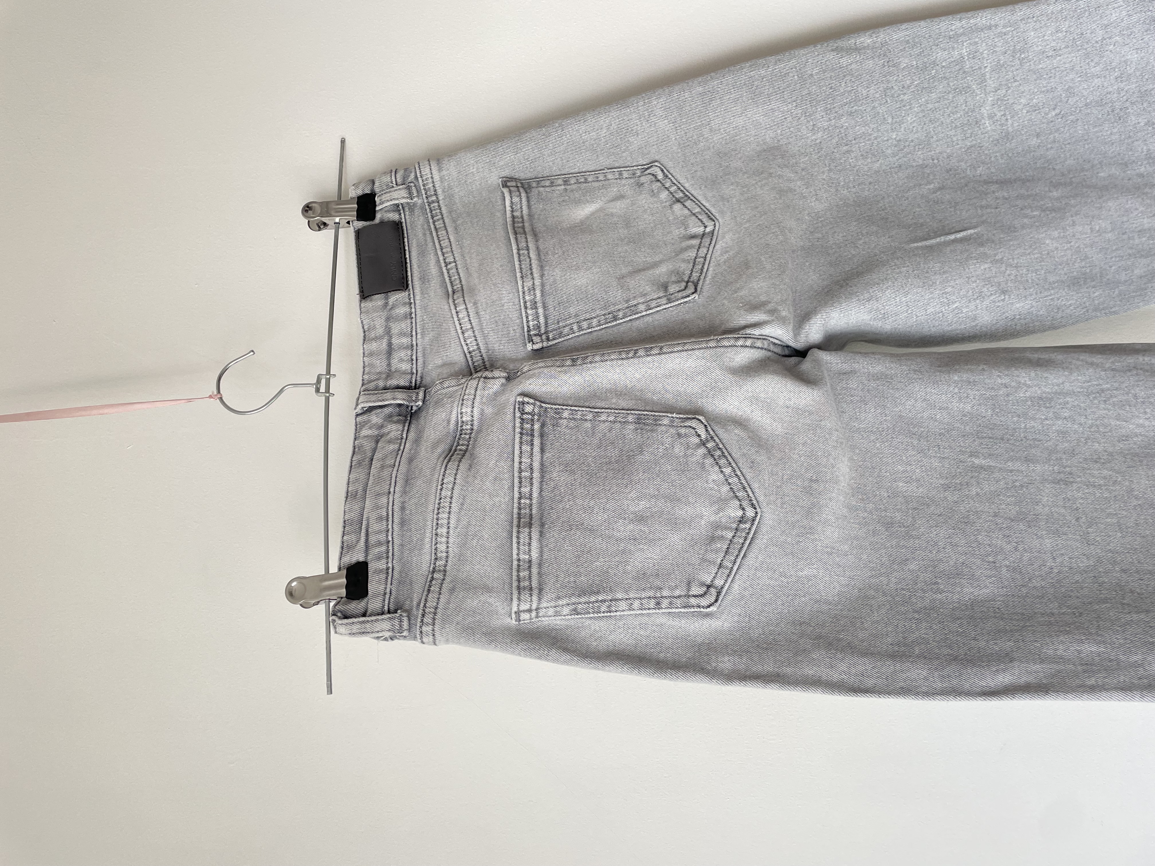Jeans gris claro. Talla: 27 (36) 4