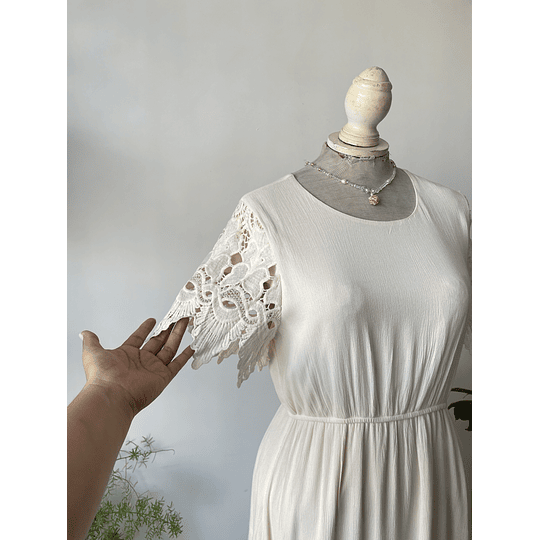 Vestido crema. Talla: S