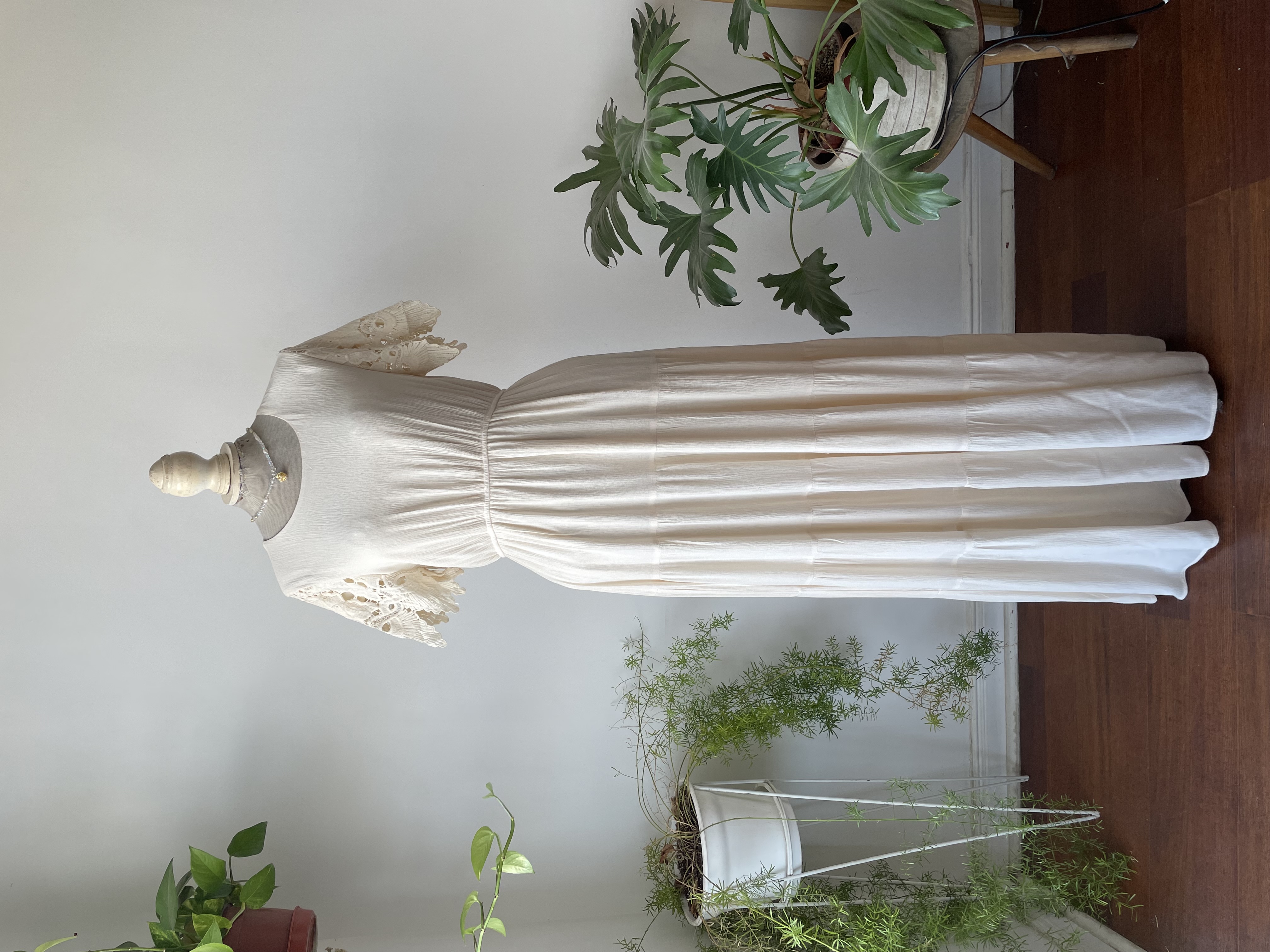 Vestido crema. Talla: S 1