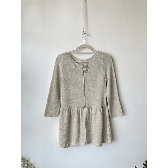 Abrigo dorado. Talla: L niña