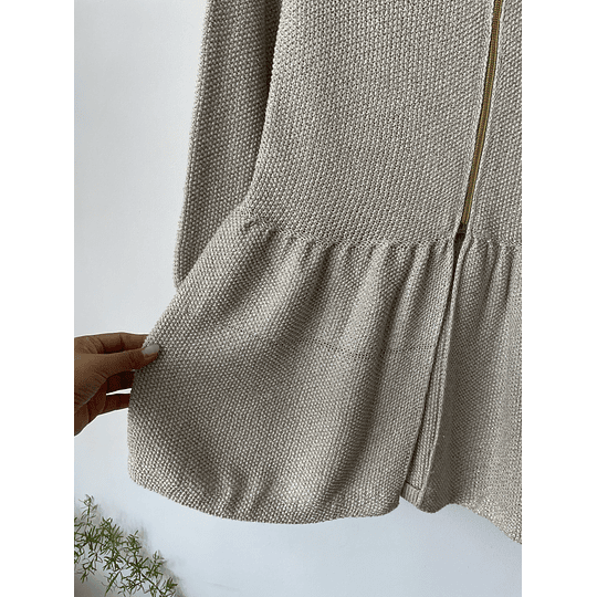 Abrigo dorado. Talla: L niña