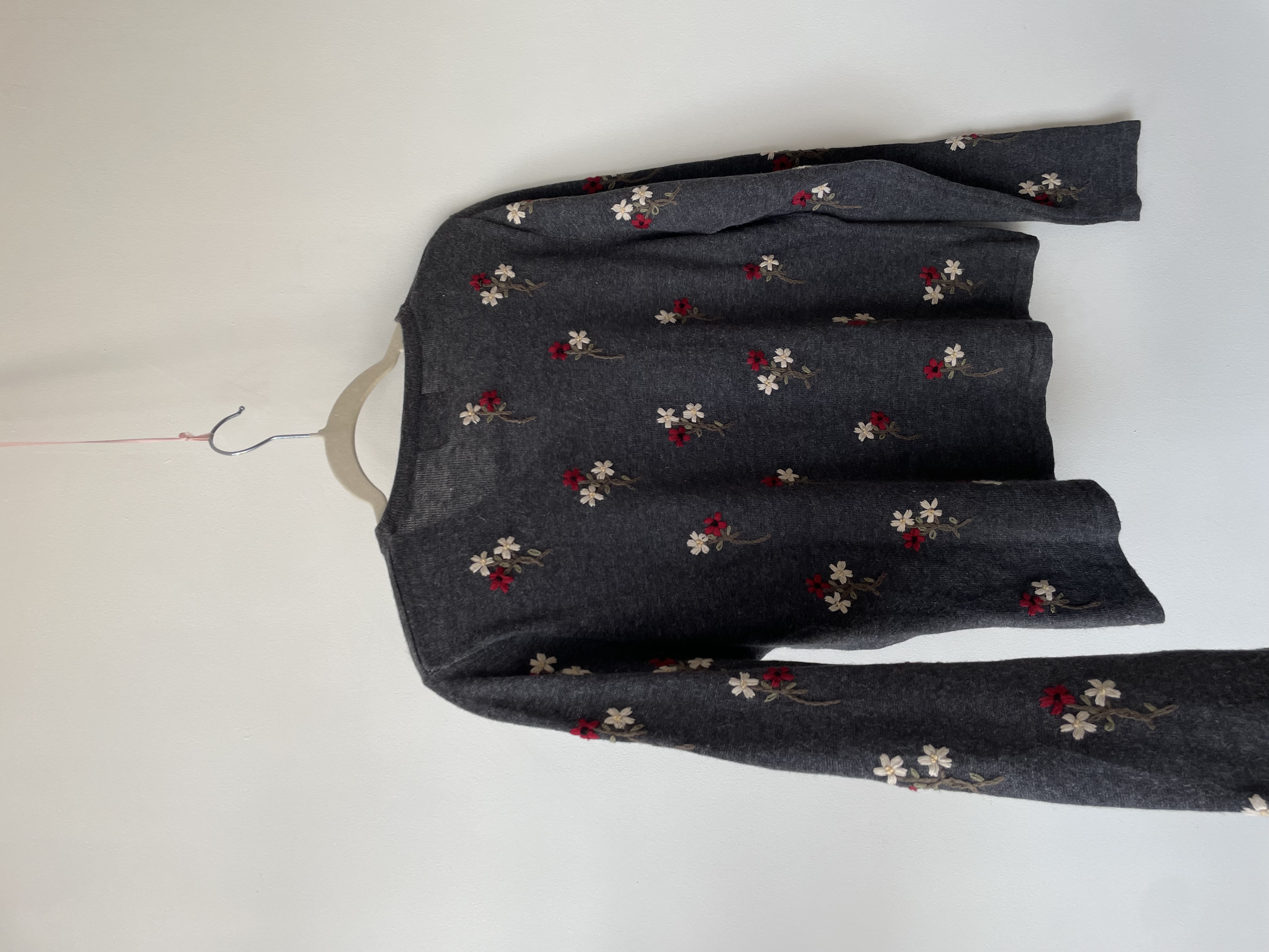 Cardigan gris bordado. Talla: M 3