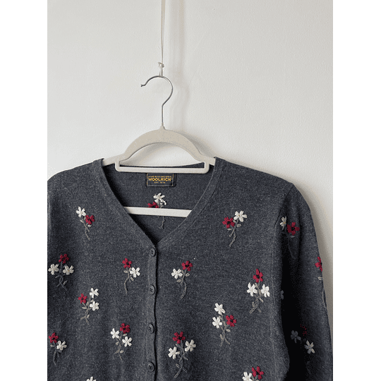 Cardigan gris bordado. Talla: M