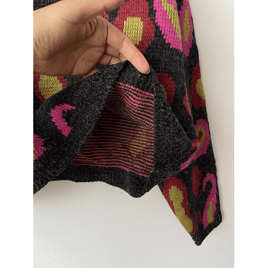 Sweater formas. Talla: M