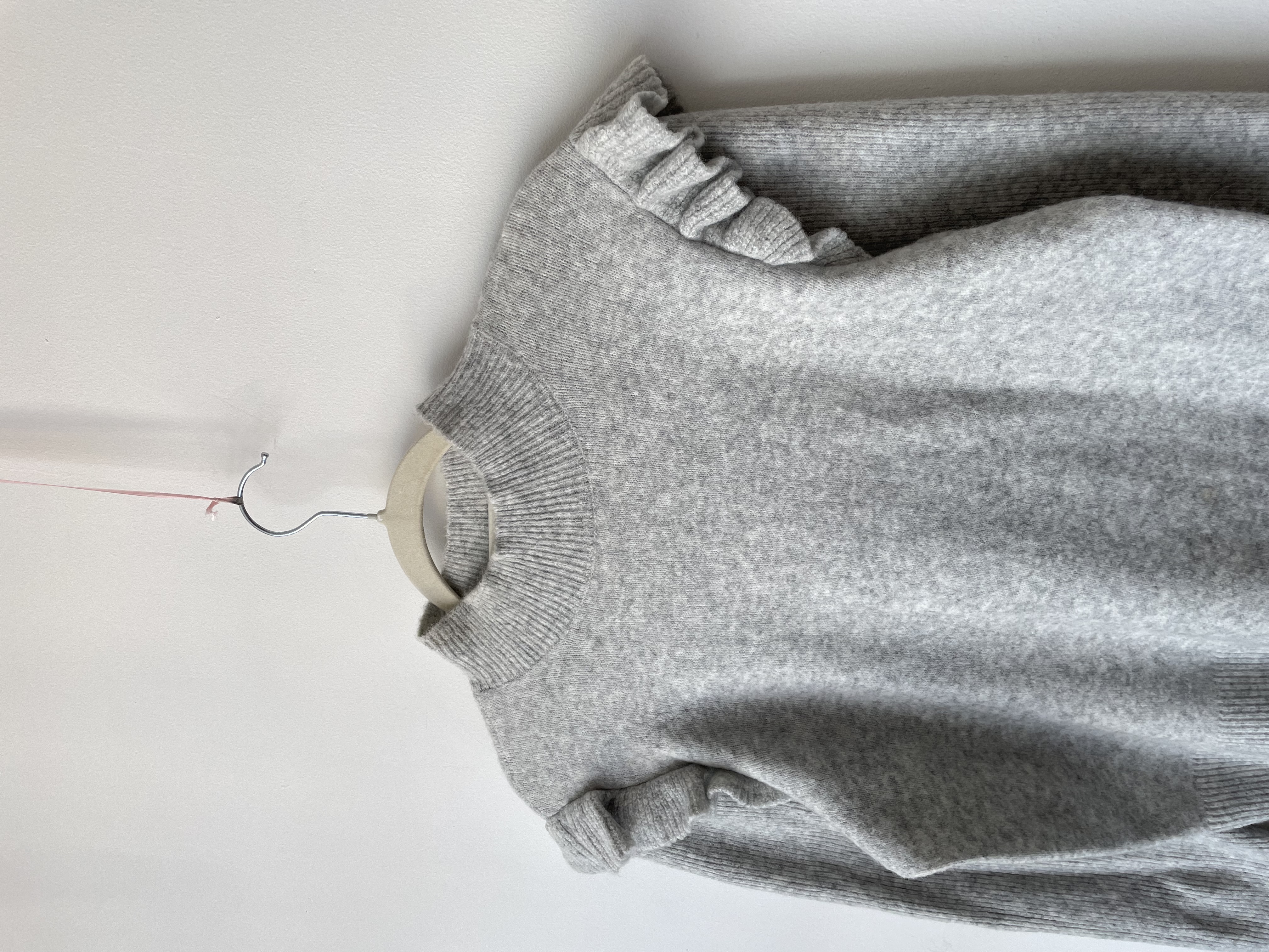Sweater gris vuelos. Talla: M 2
