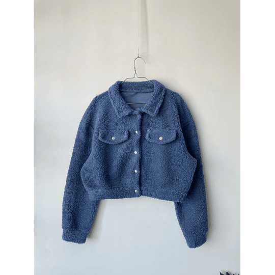 Chaqueta cordero celeste. Talla: L chico (m/l)
