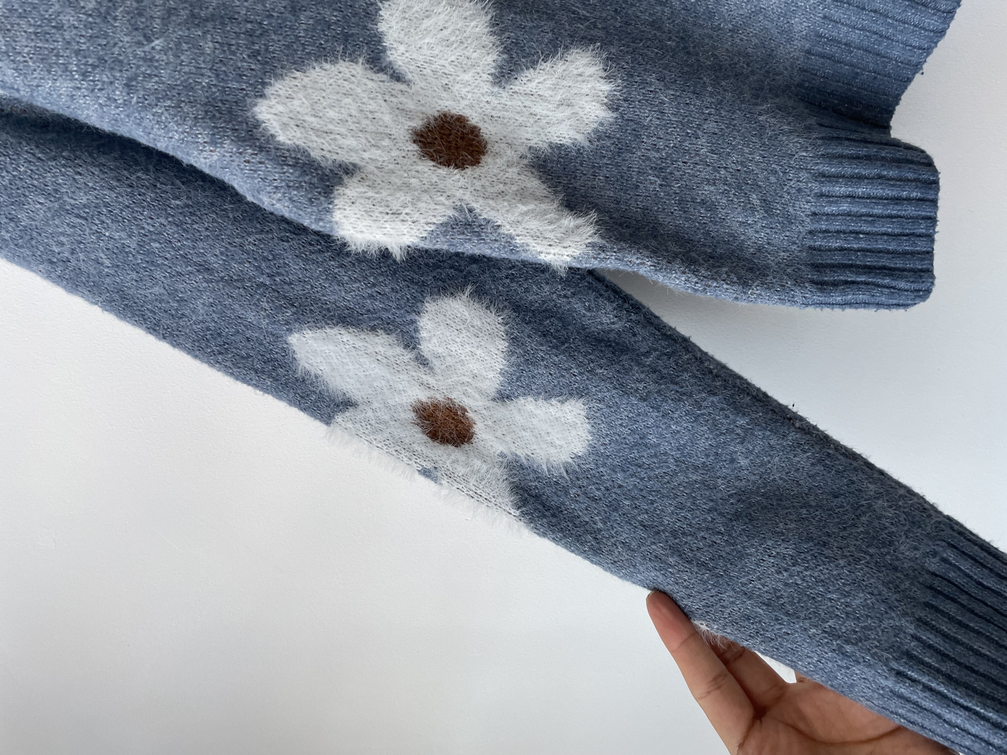 Sweater felpudo floral. Talla: M 3