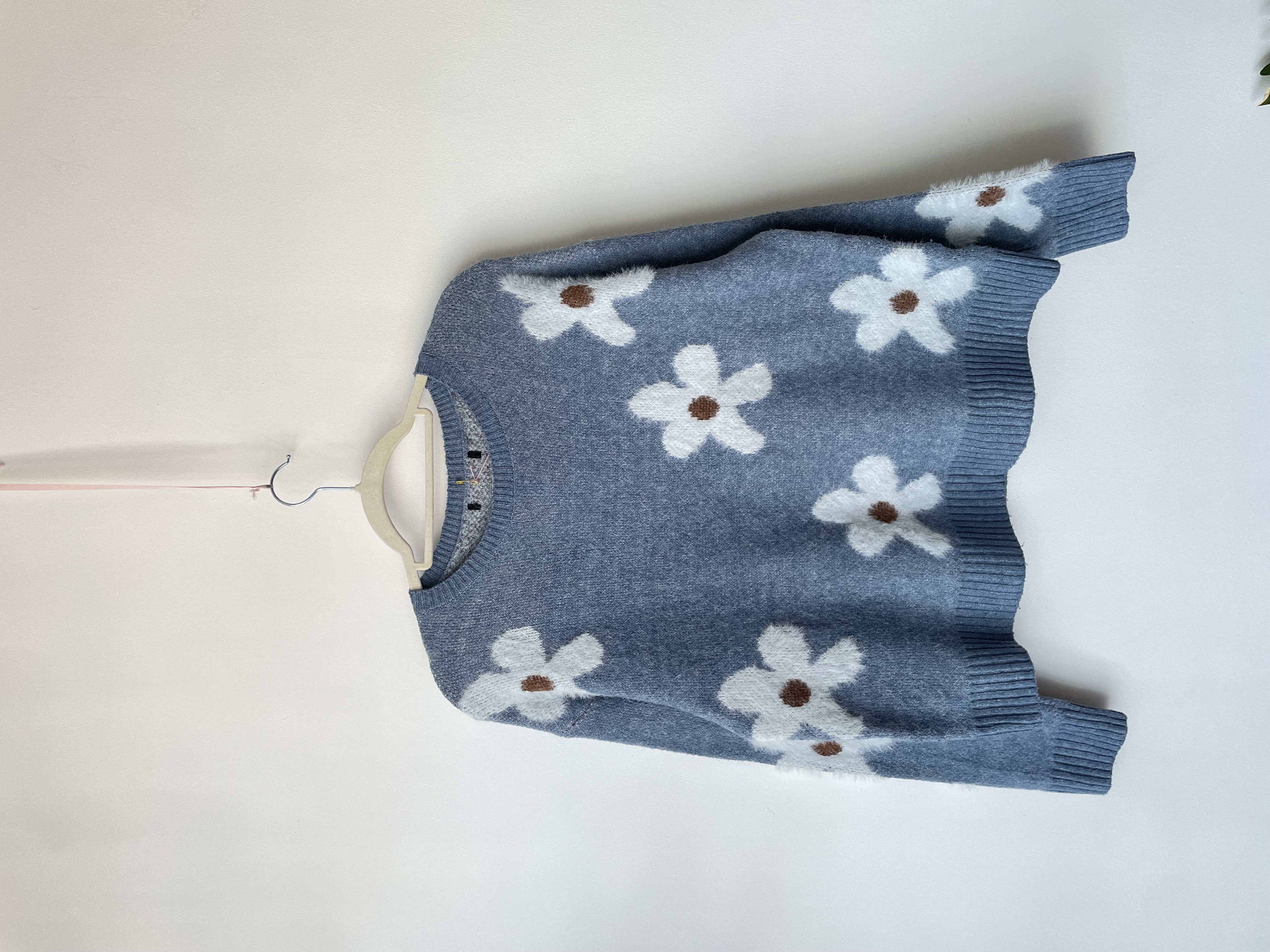 Sweater felpudo floral. Talla: M 1