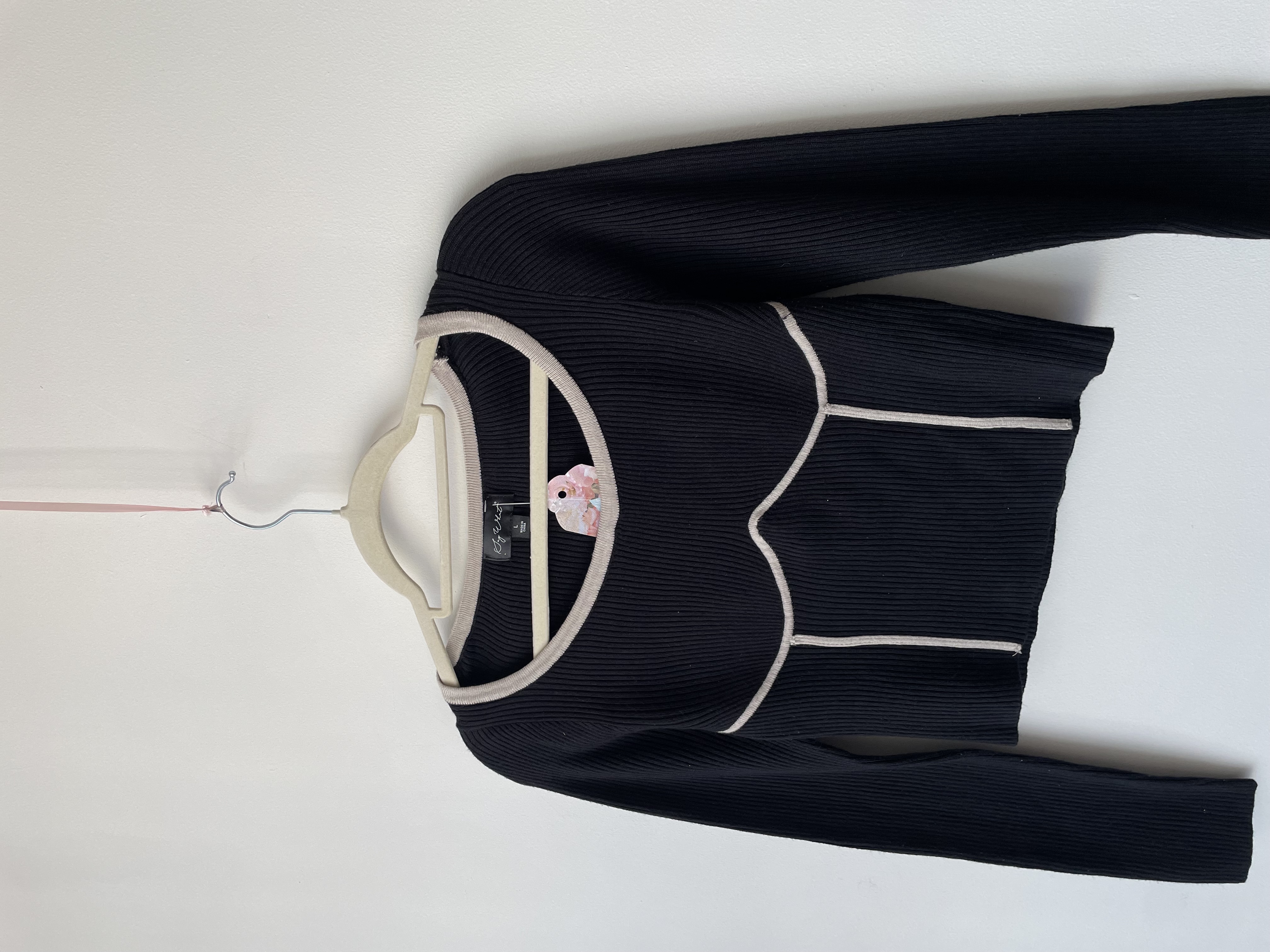 Camiseta negra. Talla: L chica (M)  2