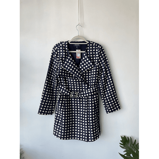 Trench cuadrados. Talla: M