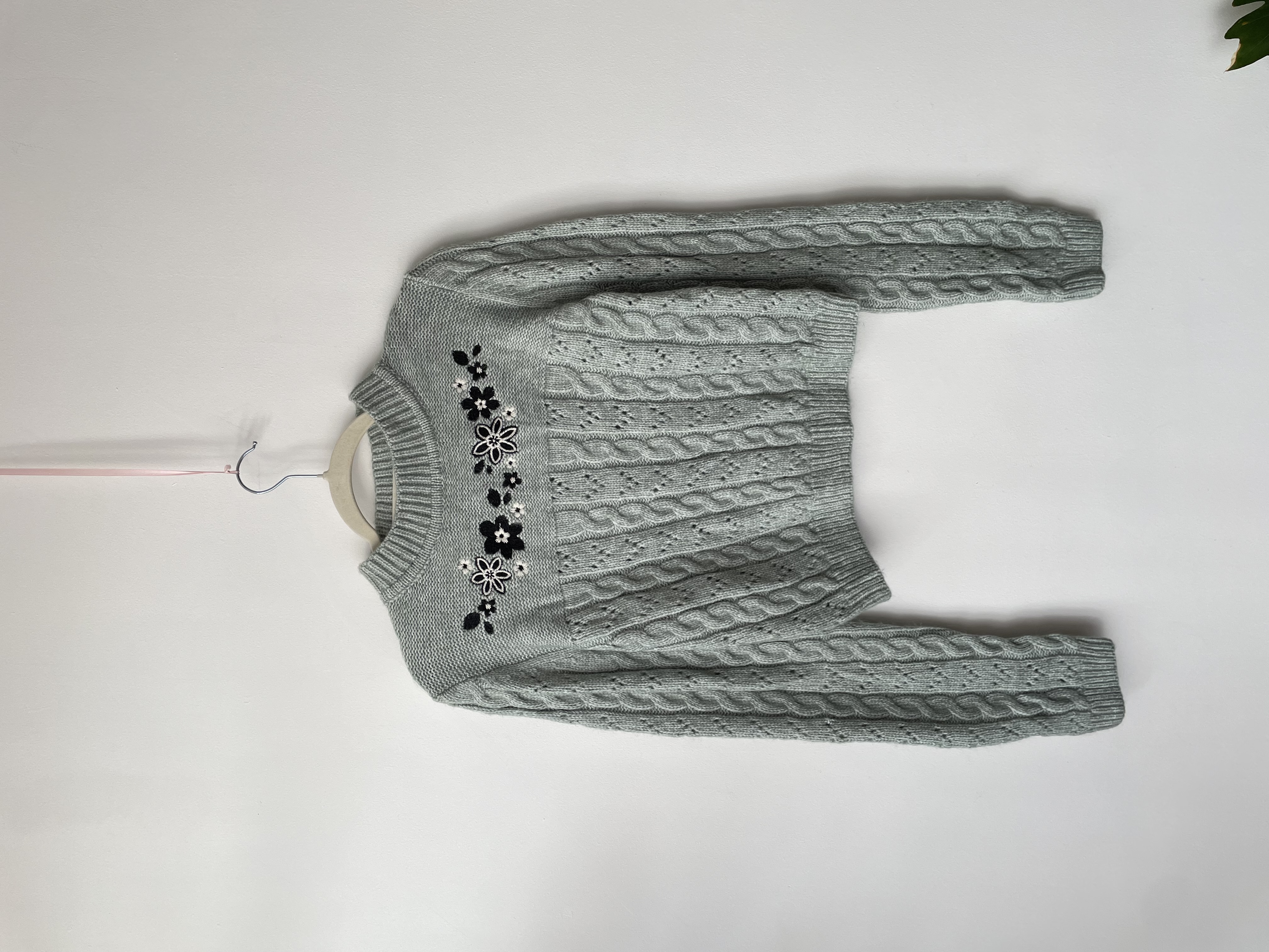 Sweater bordado. Talla: M chico (S/M) 1