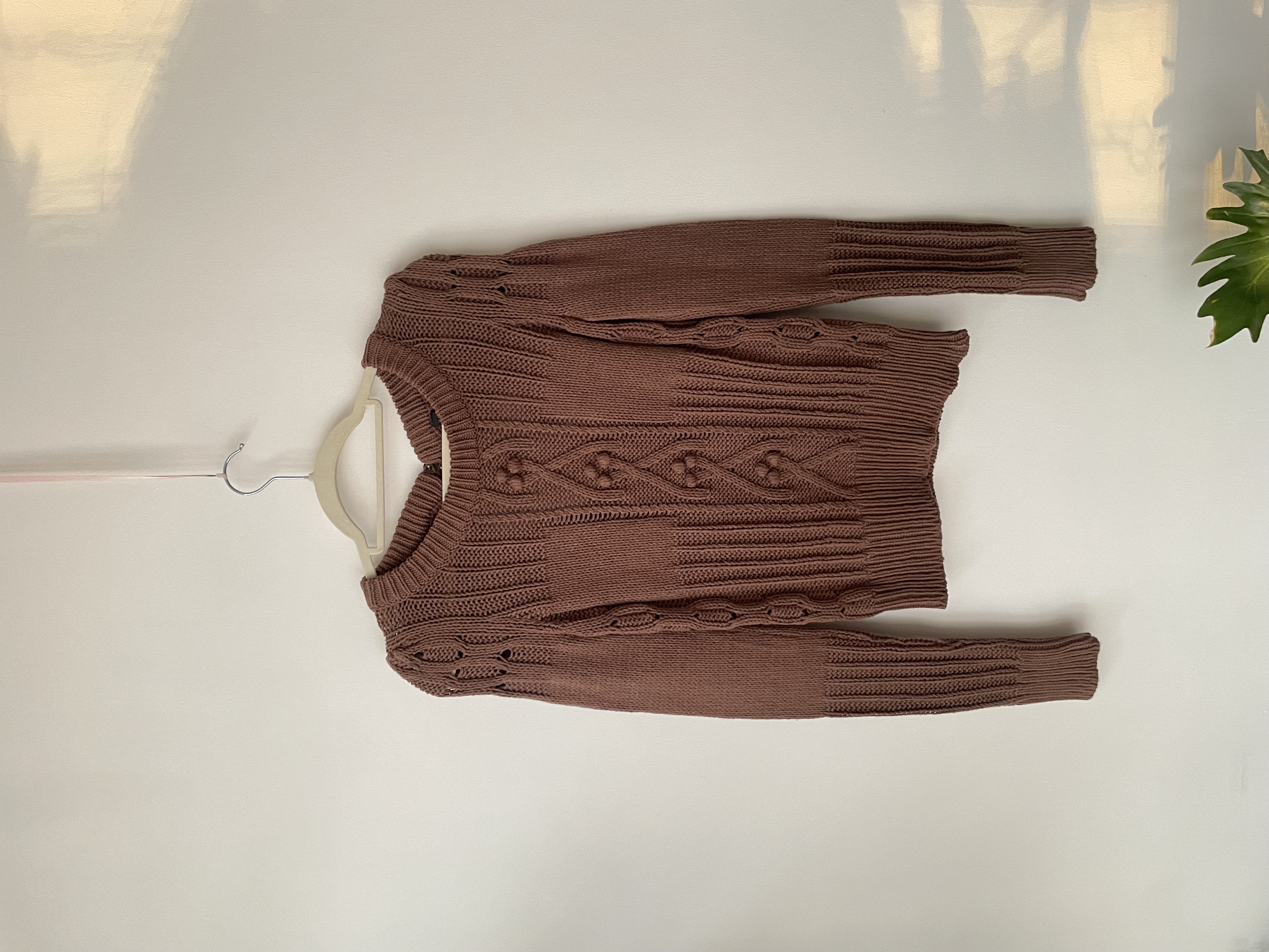 Sweater café pompones. Talla: S 1