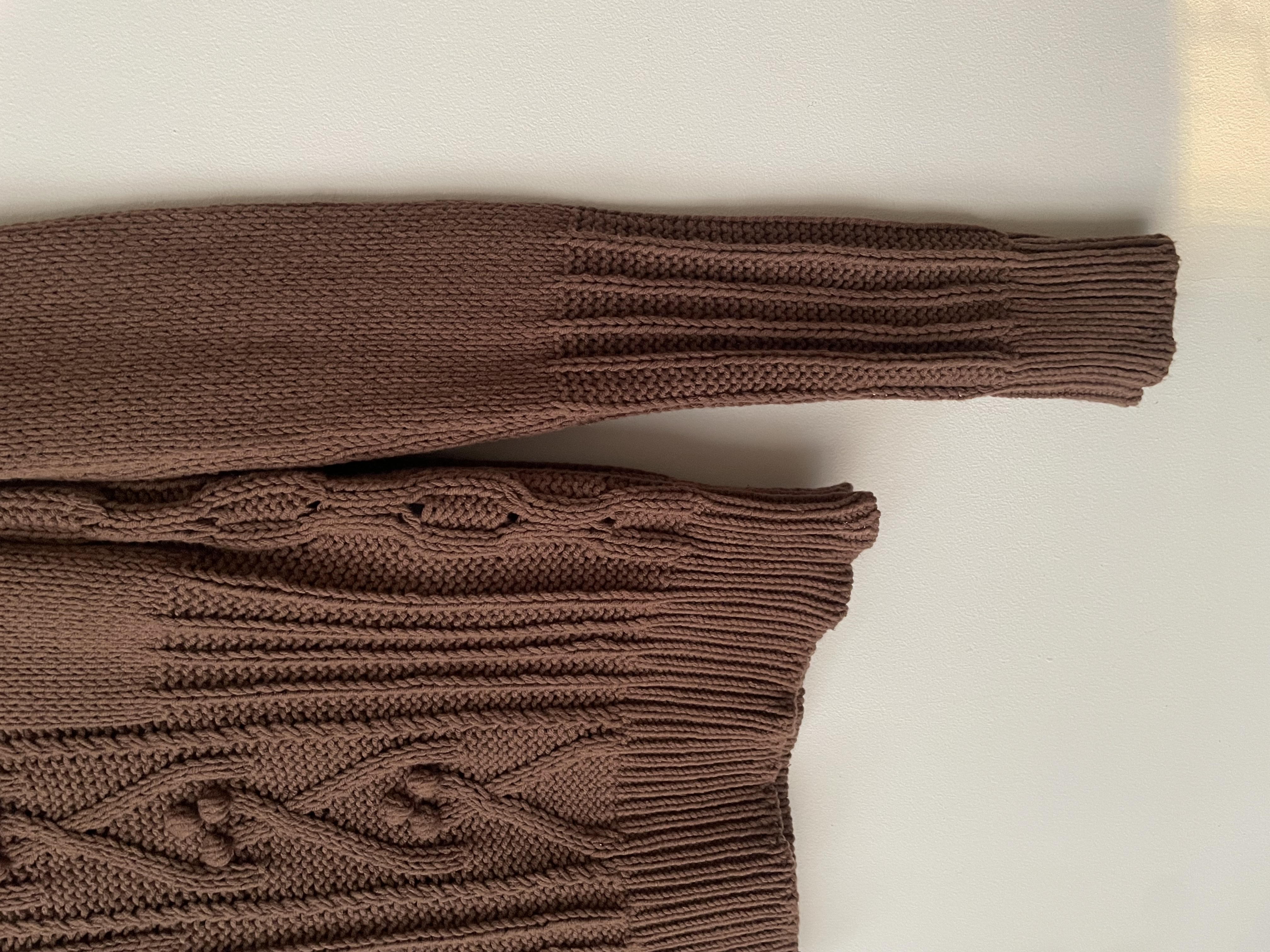 Sweater café pompones. Talla: S 4