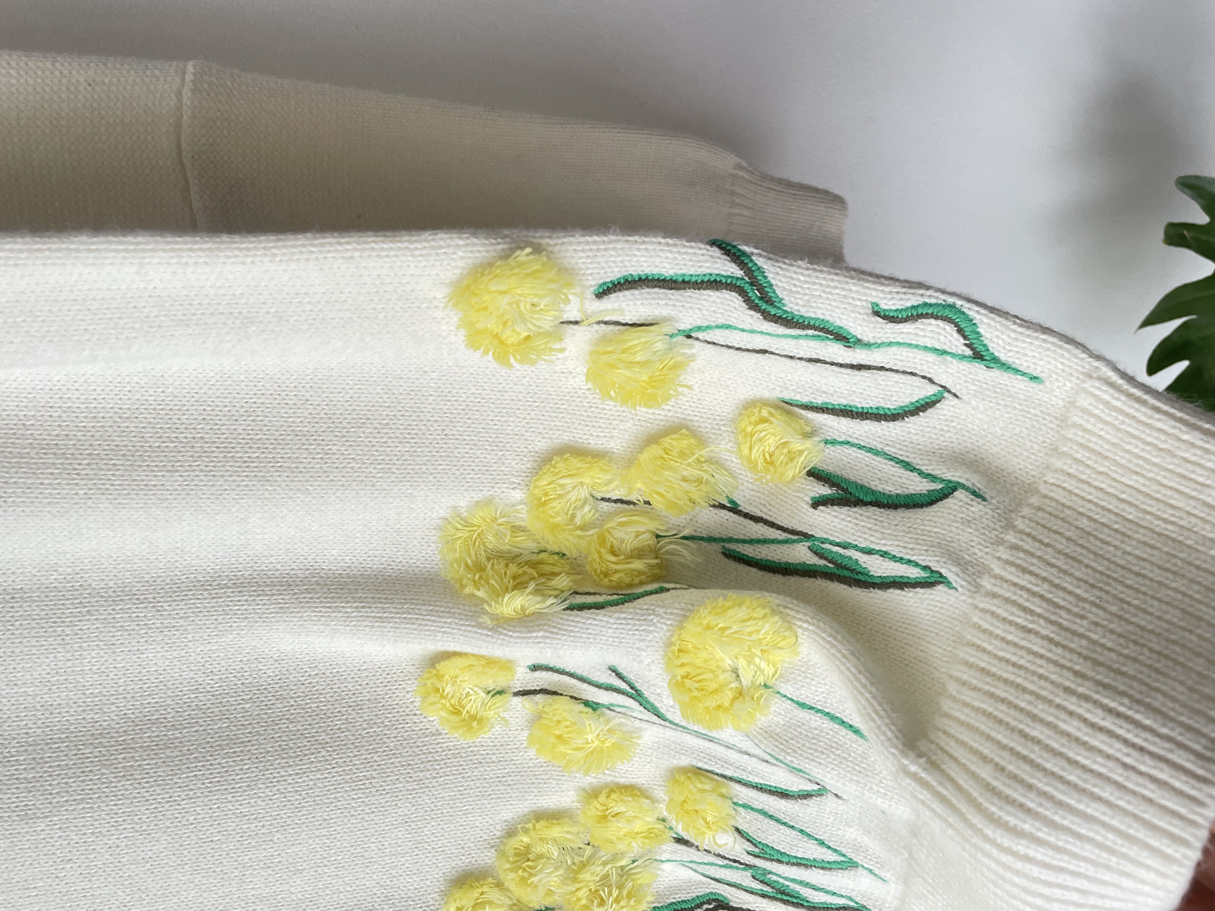 Sweater bordados. Talla: S  3