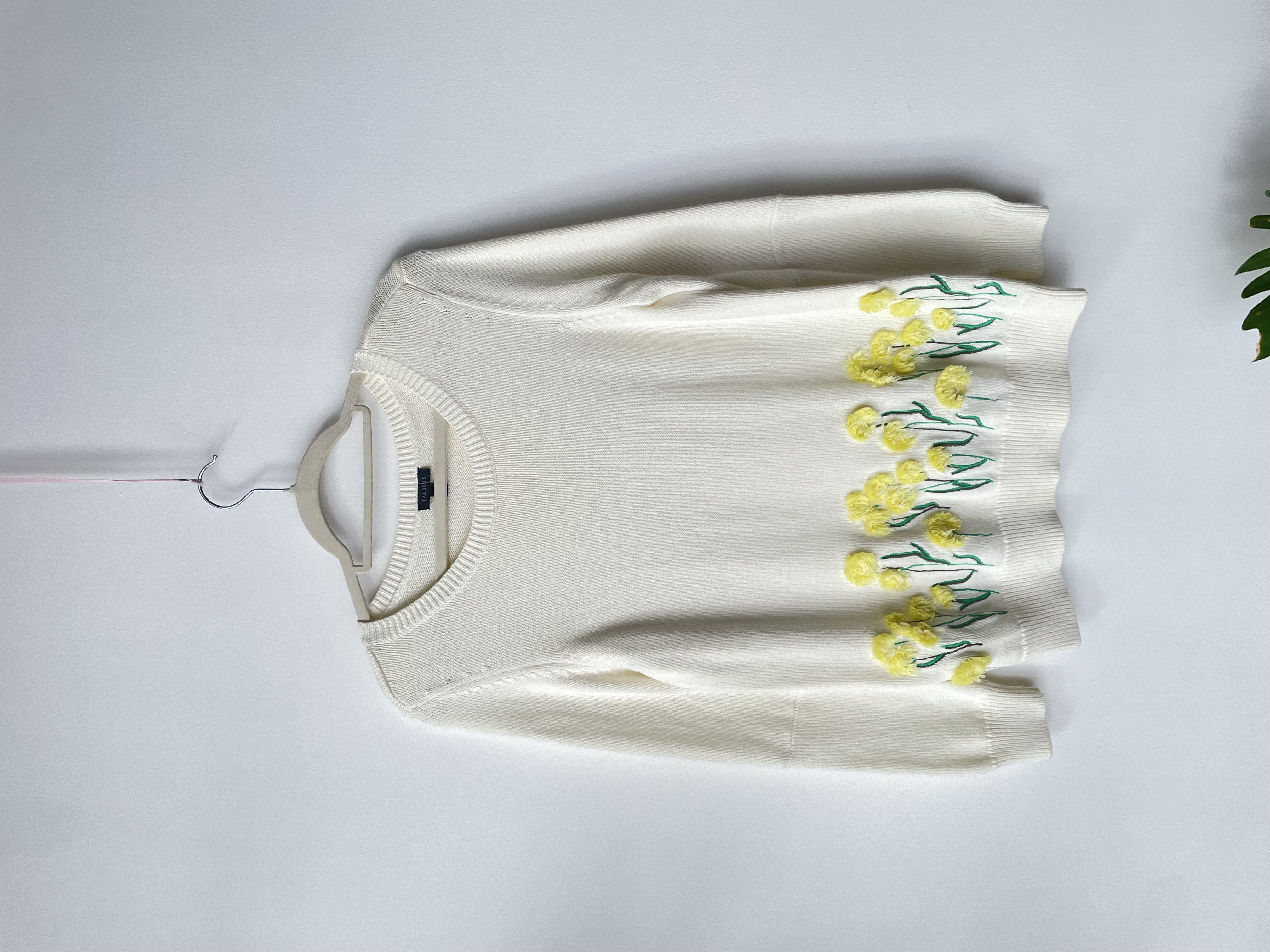 Sweater bordados. Talla: S  1