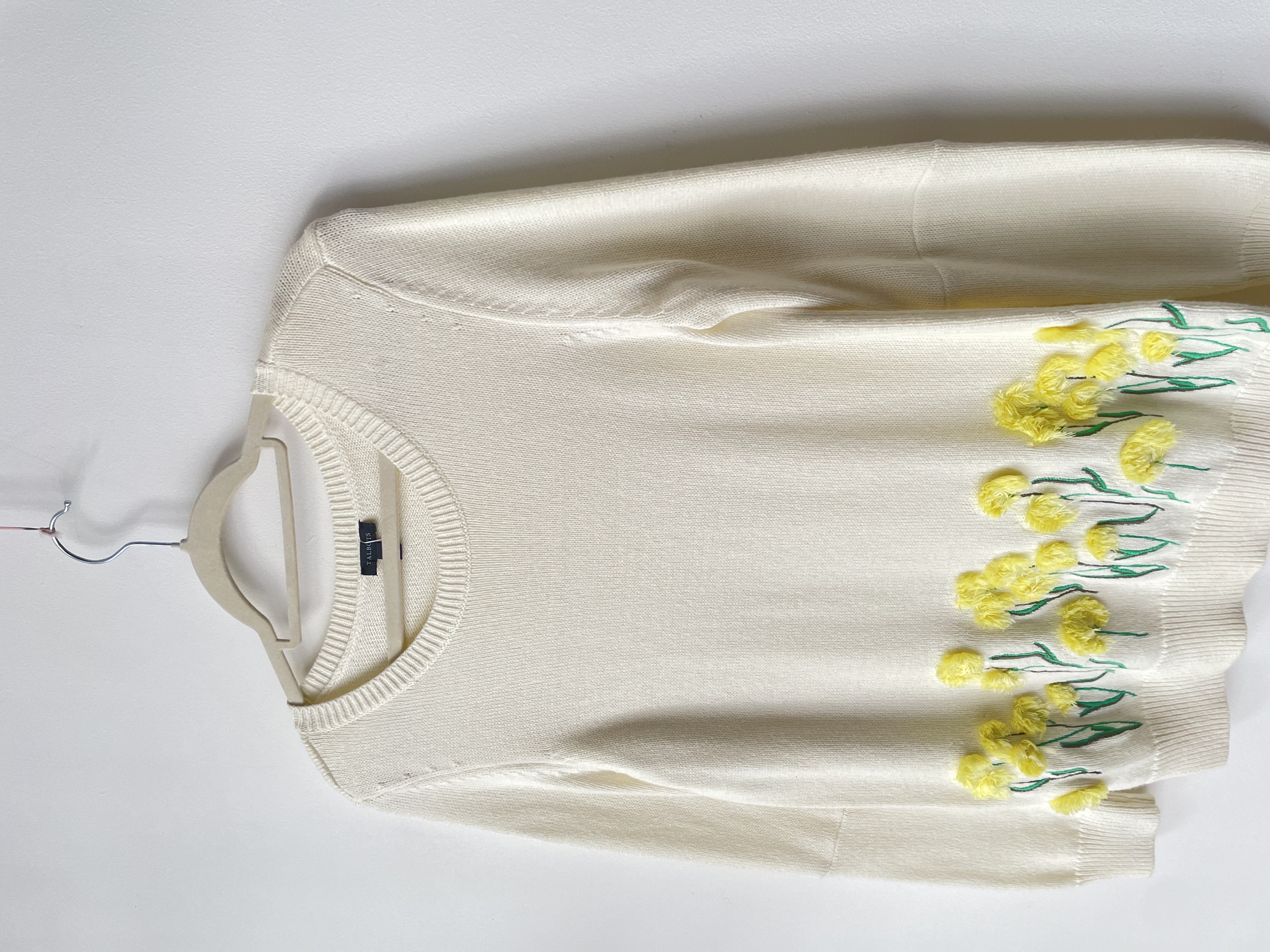 Sweater bordados. Talla: S  2