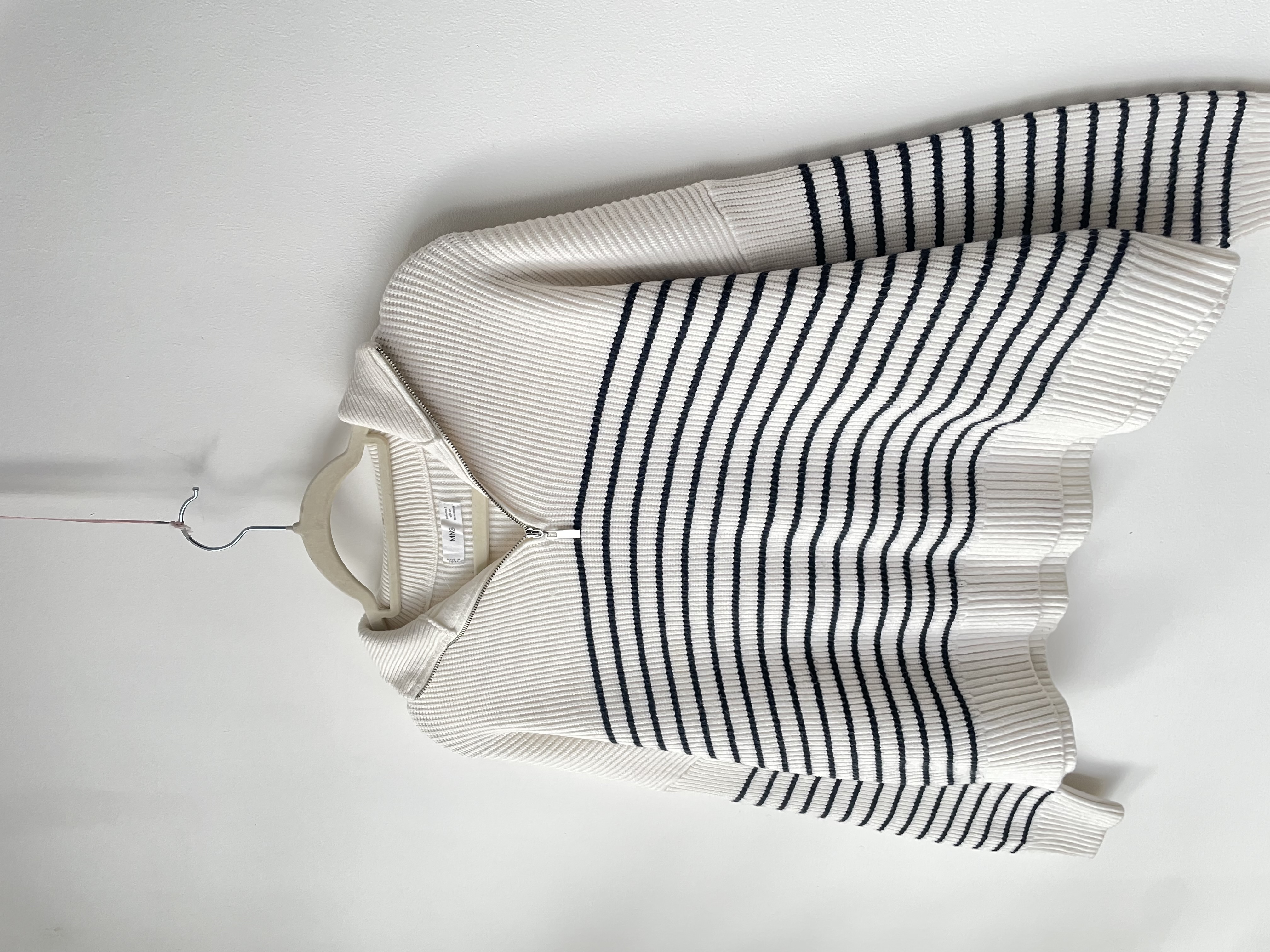 Sweater líneas cierre. Talla: S oversized 3