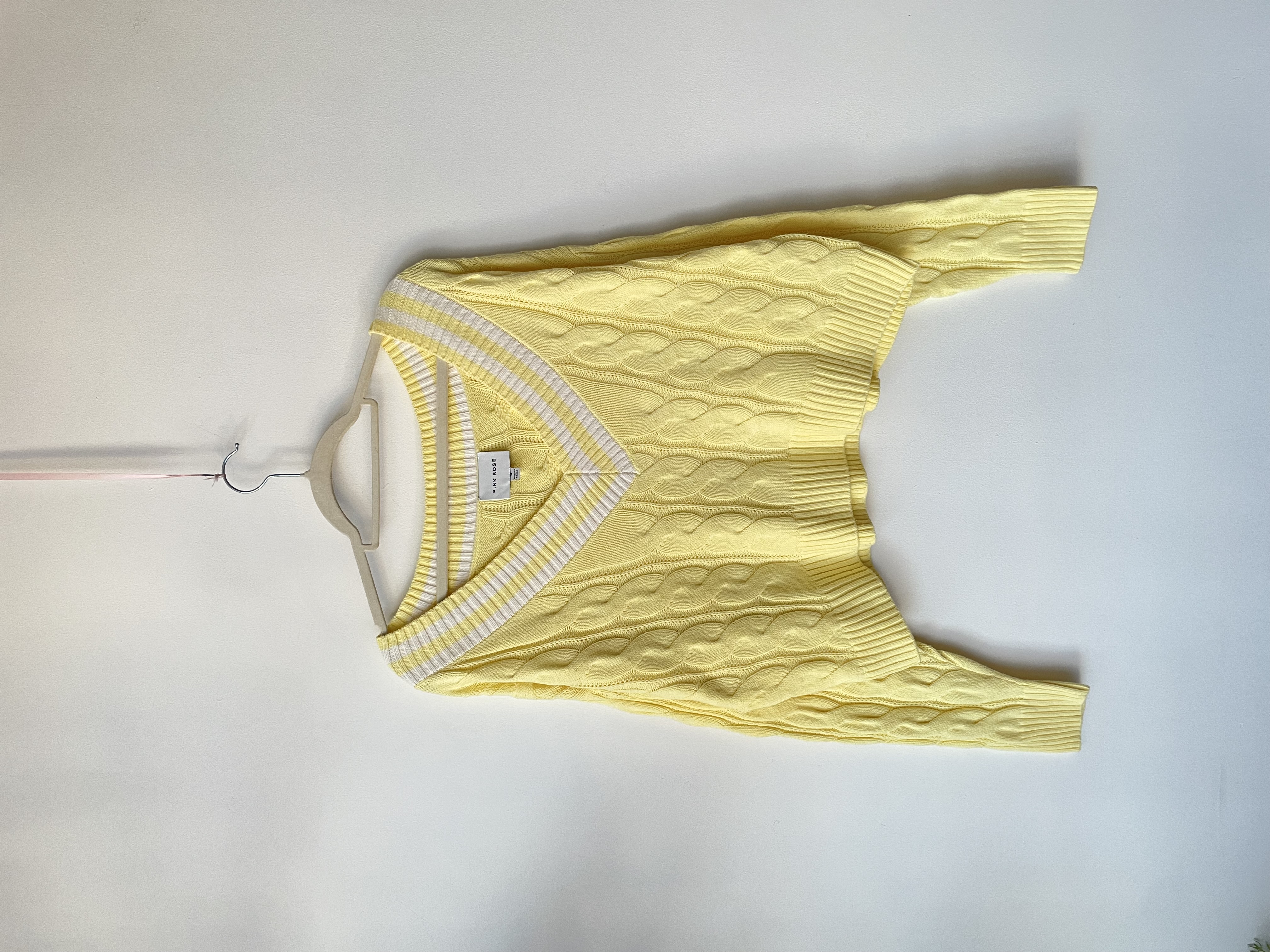 Sweater V amarillo. Talla: M 1