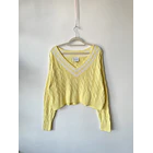 Sweater V amarillo. Talla: M 1
