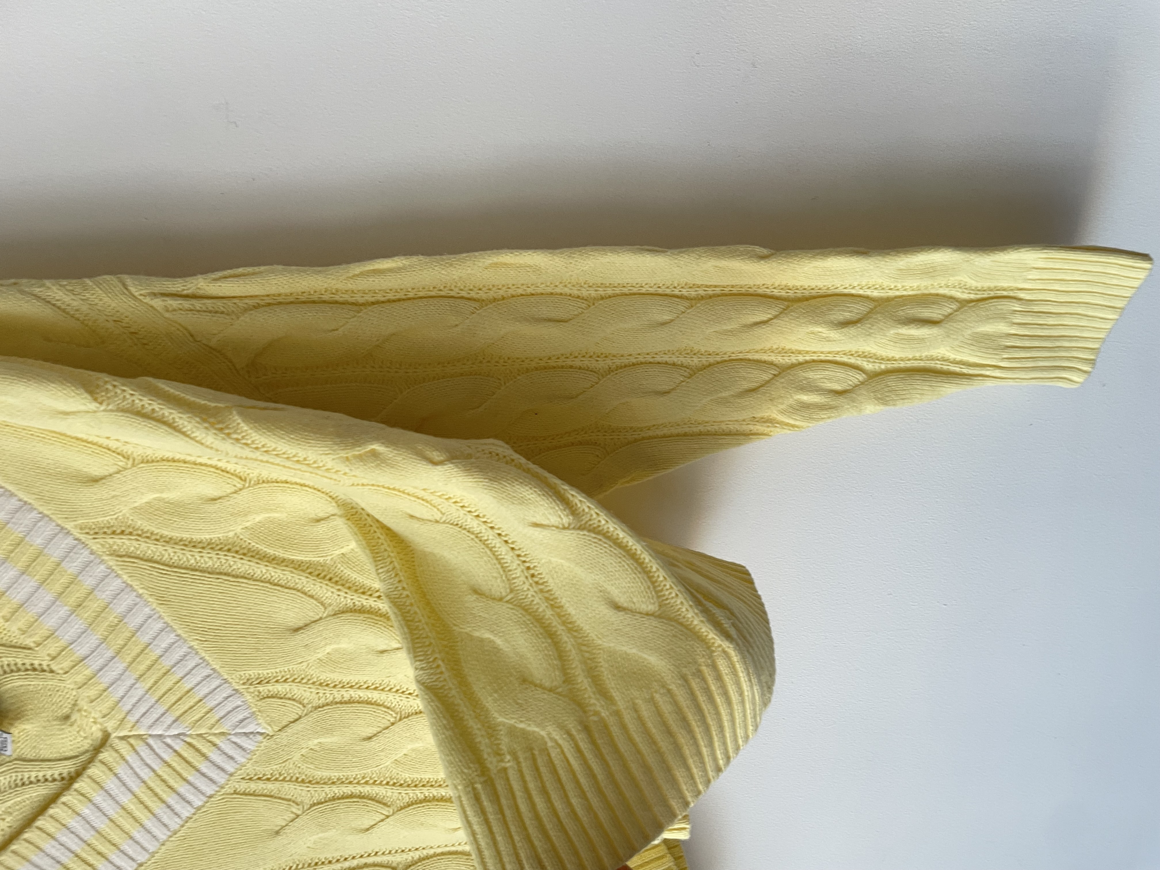 Sweater V amarillo. Talla: M 3