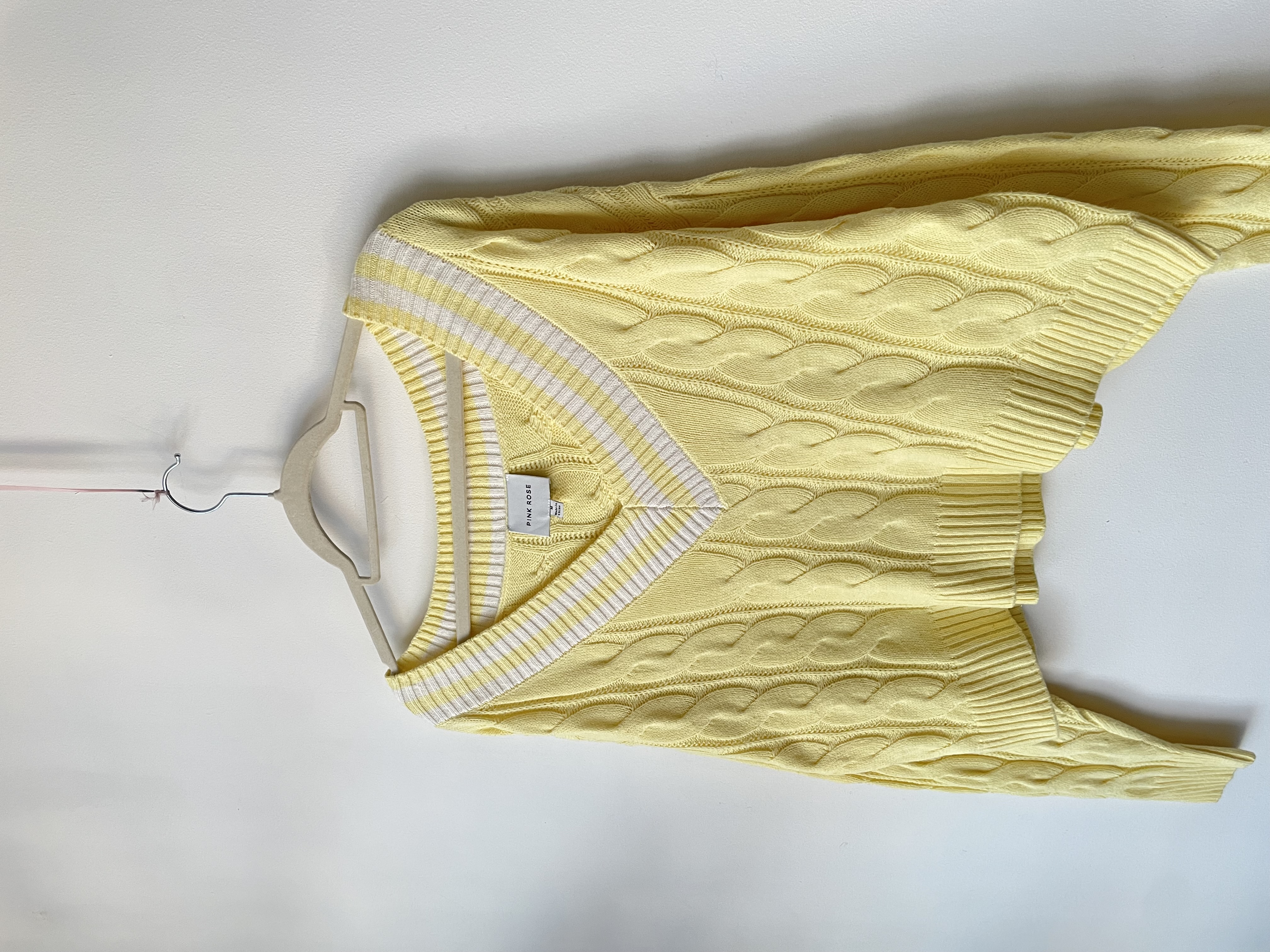 Sweater V amarillo. Talla: M 2