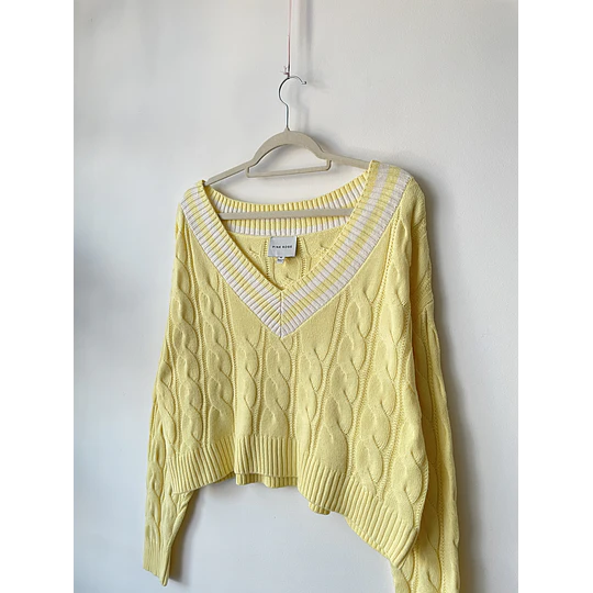 Sweater V amarillo. Talla: M
