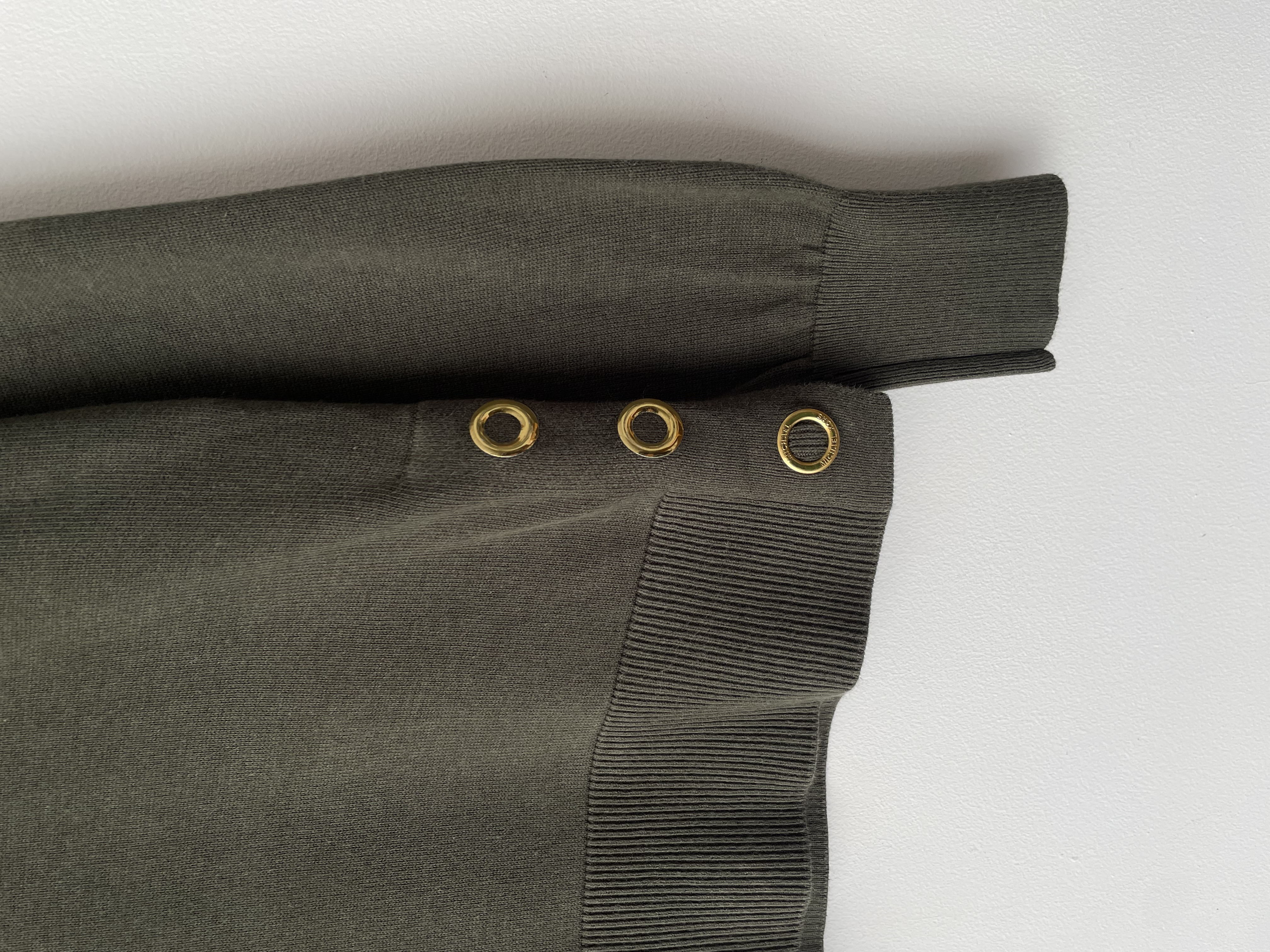 Sweater oliva. Talla: M 2