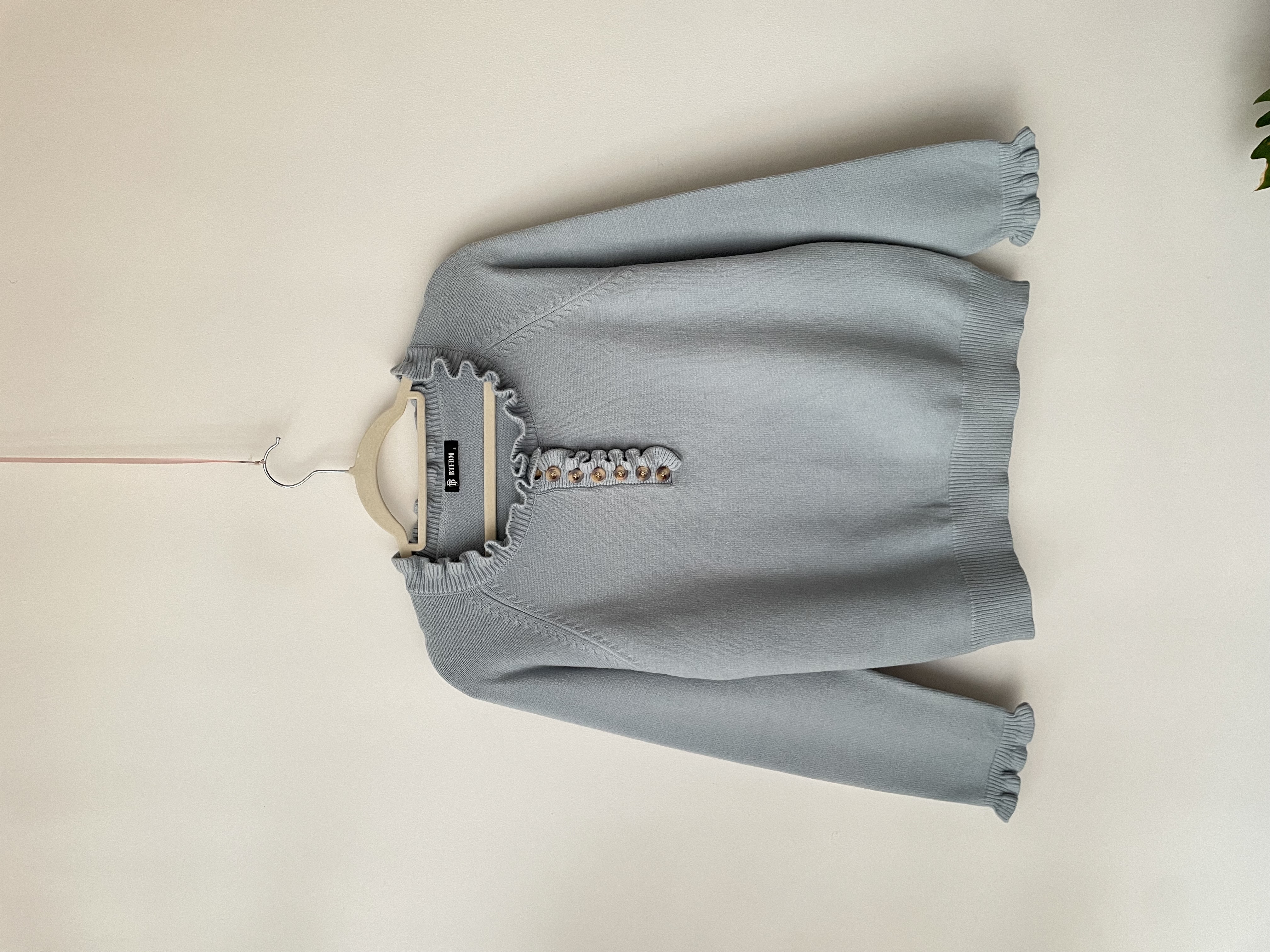Sweater celeste vuelos. Talla: S holgado 1