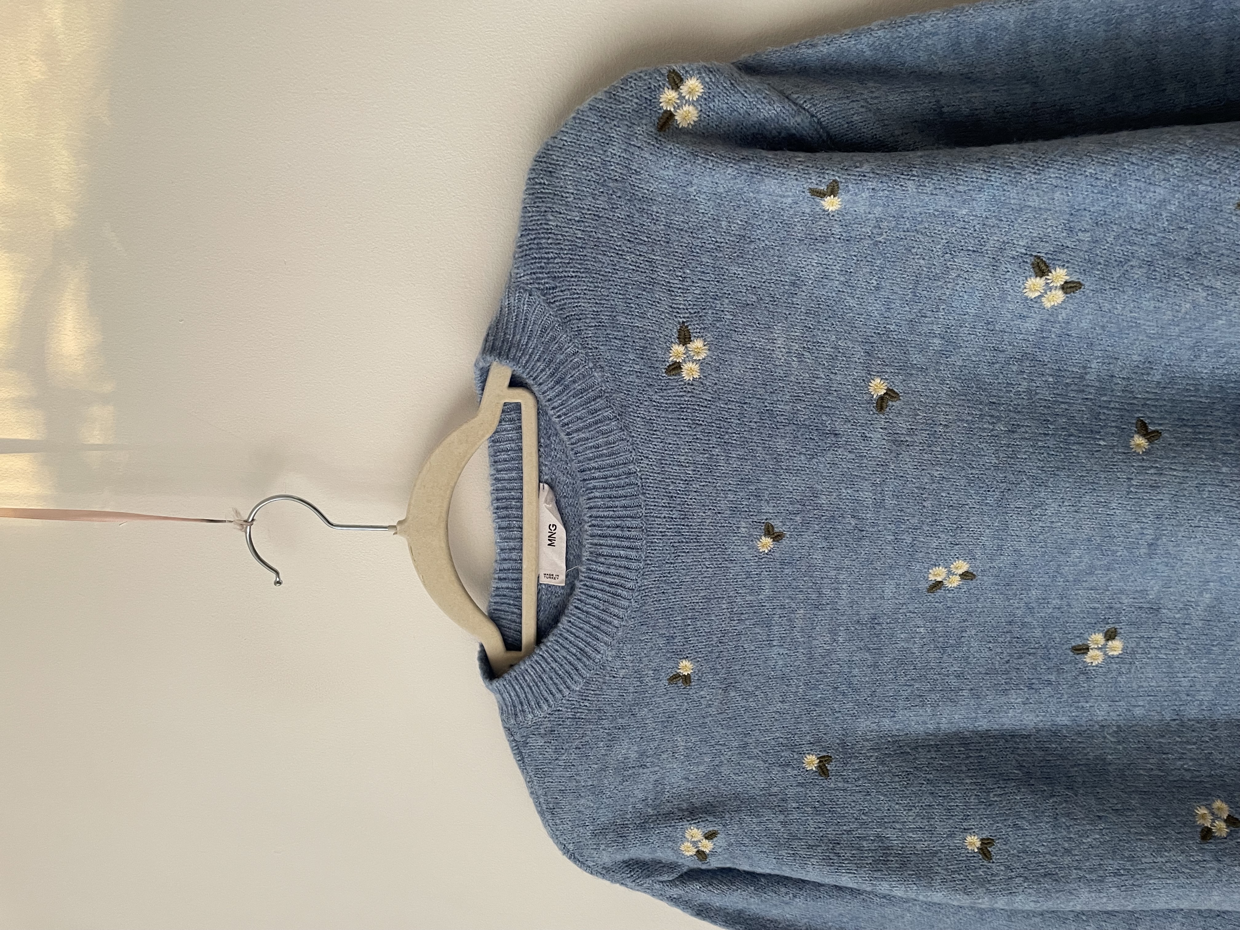 Sweater bordado. Talla: XS holgado 2