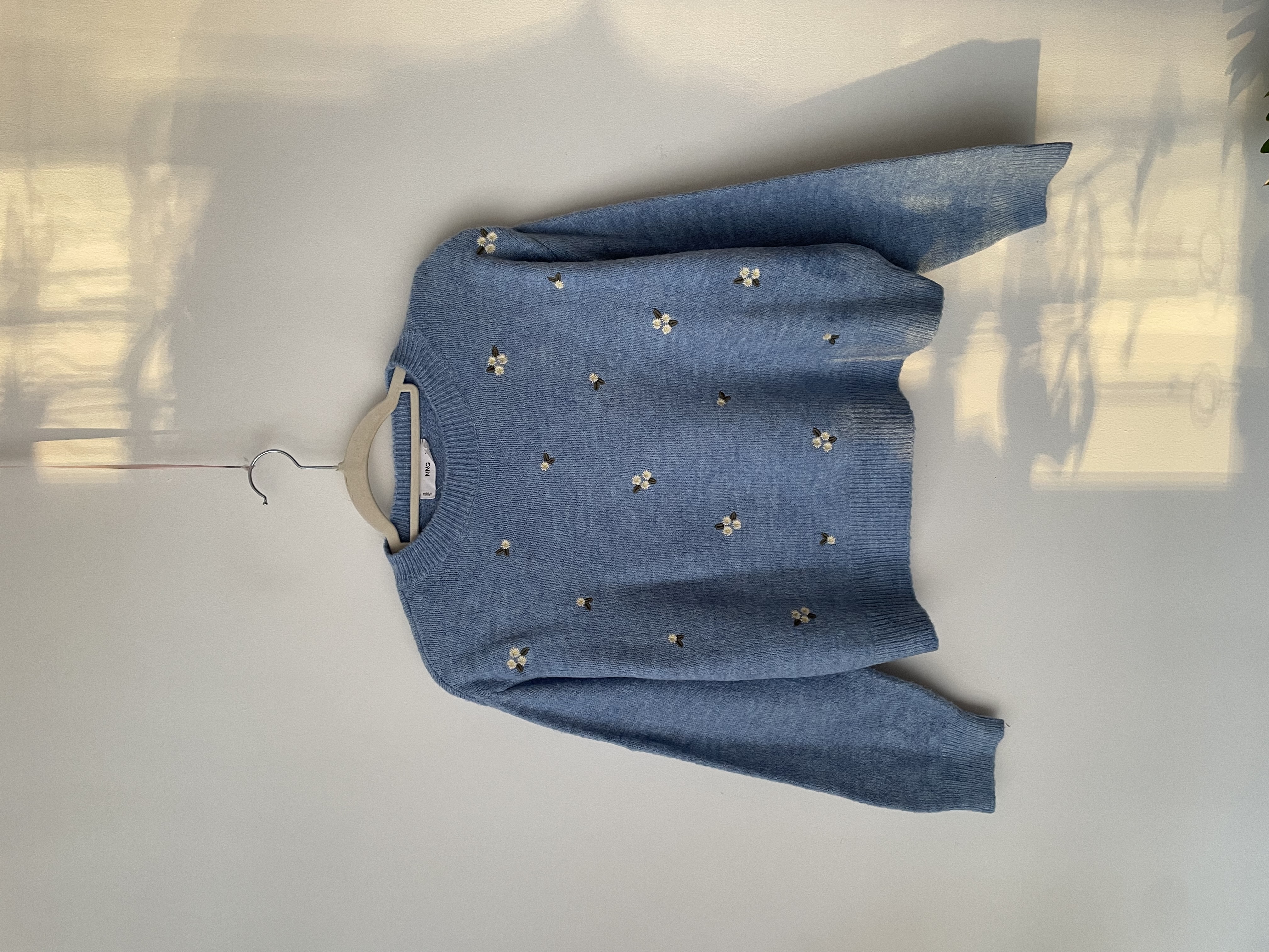 Sweater bordado. Talla: XS holgado 1