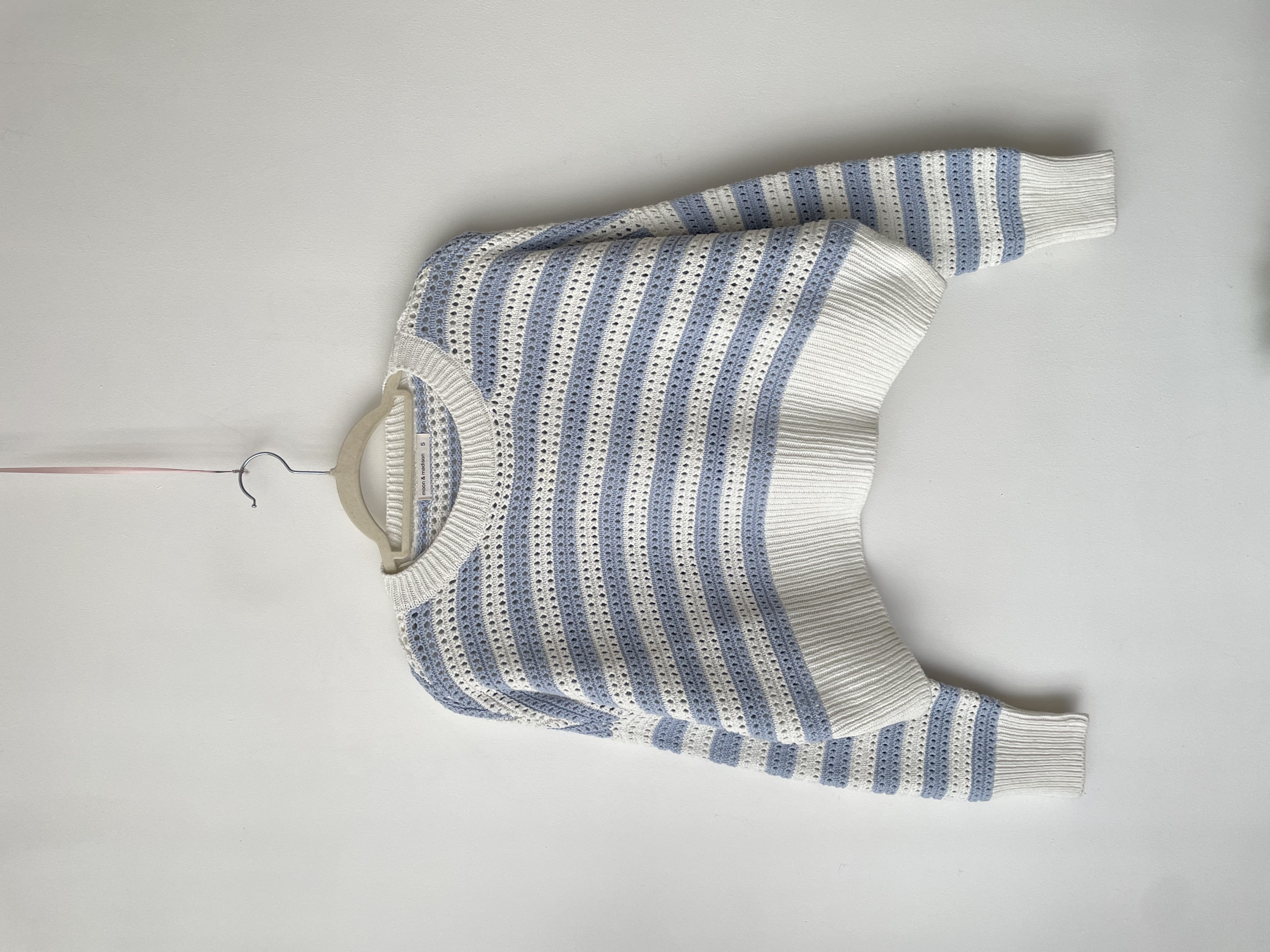 Sweater rayado celeste. Talla: S holgado 1