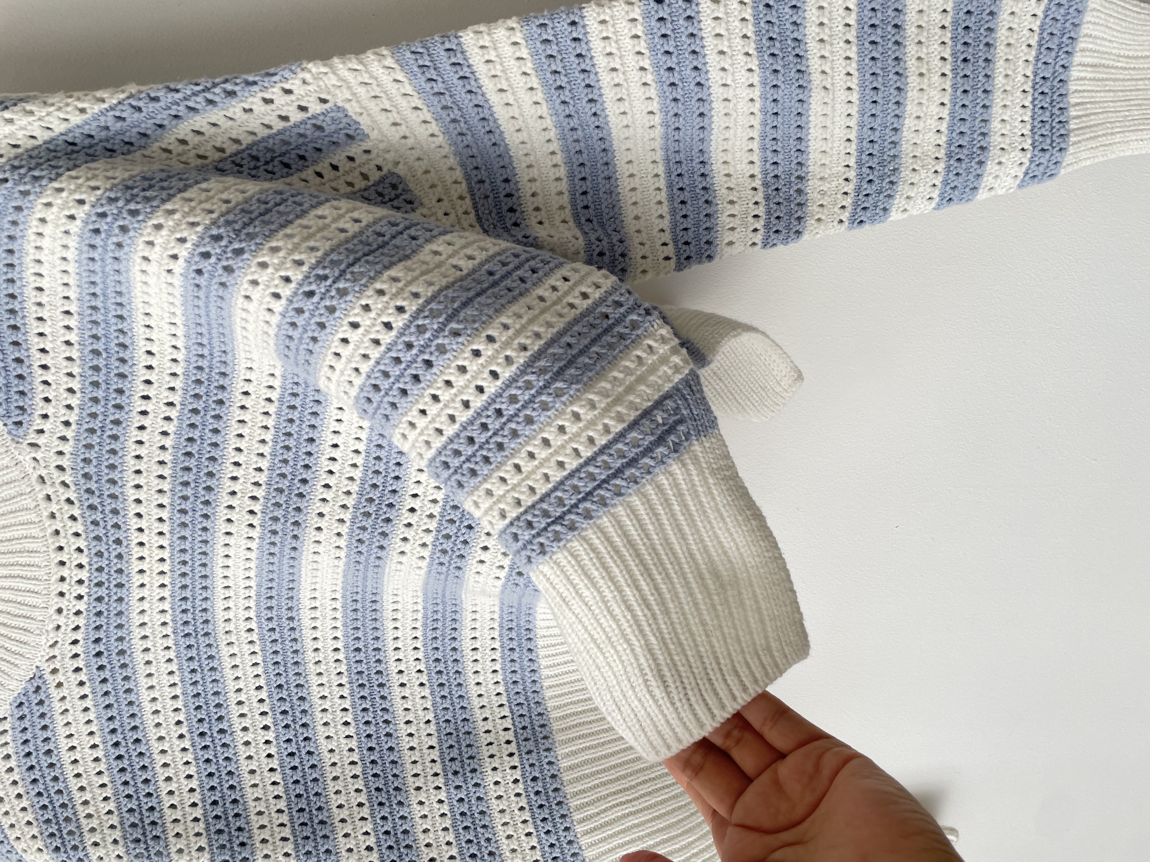 Sweater rayado celeste. Talla: S holgado 3