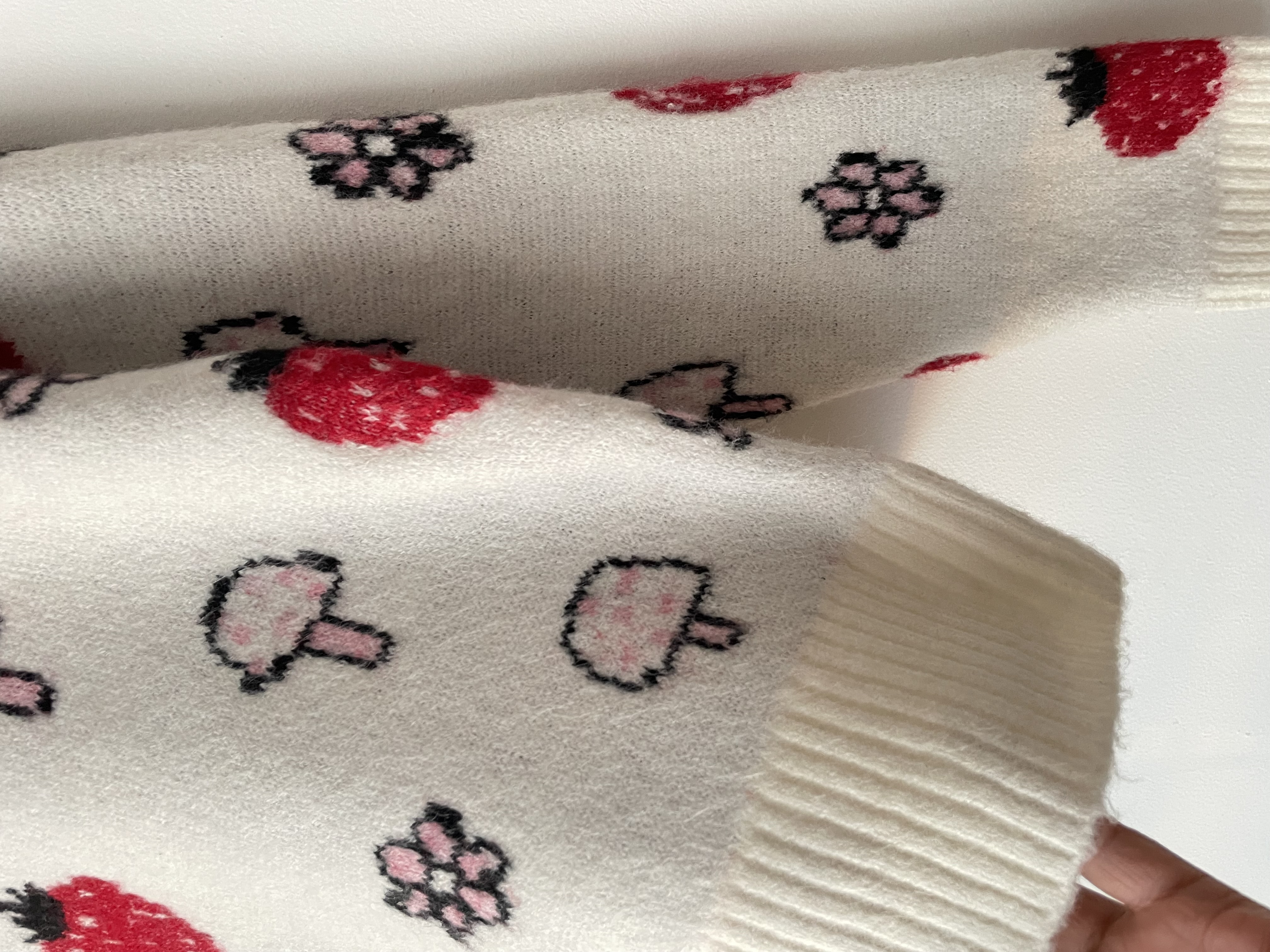 Sweater frutillas. Talla: S 3