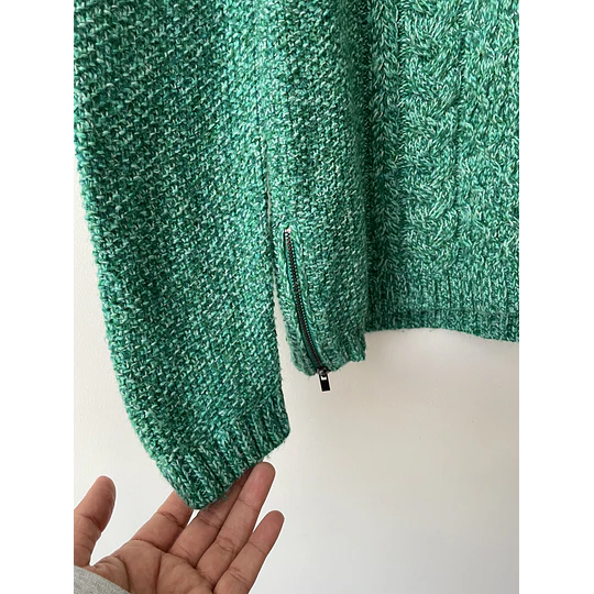 Sweater verde . Talla: M