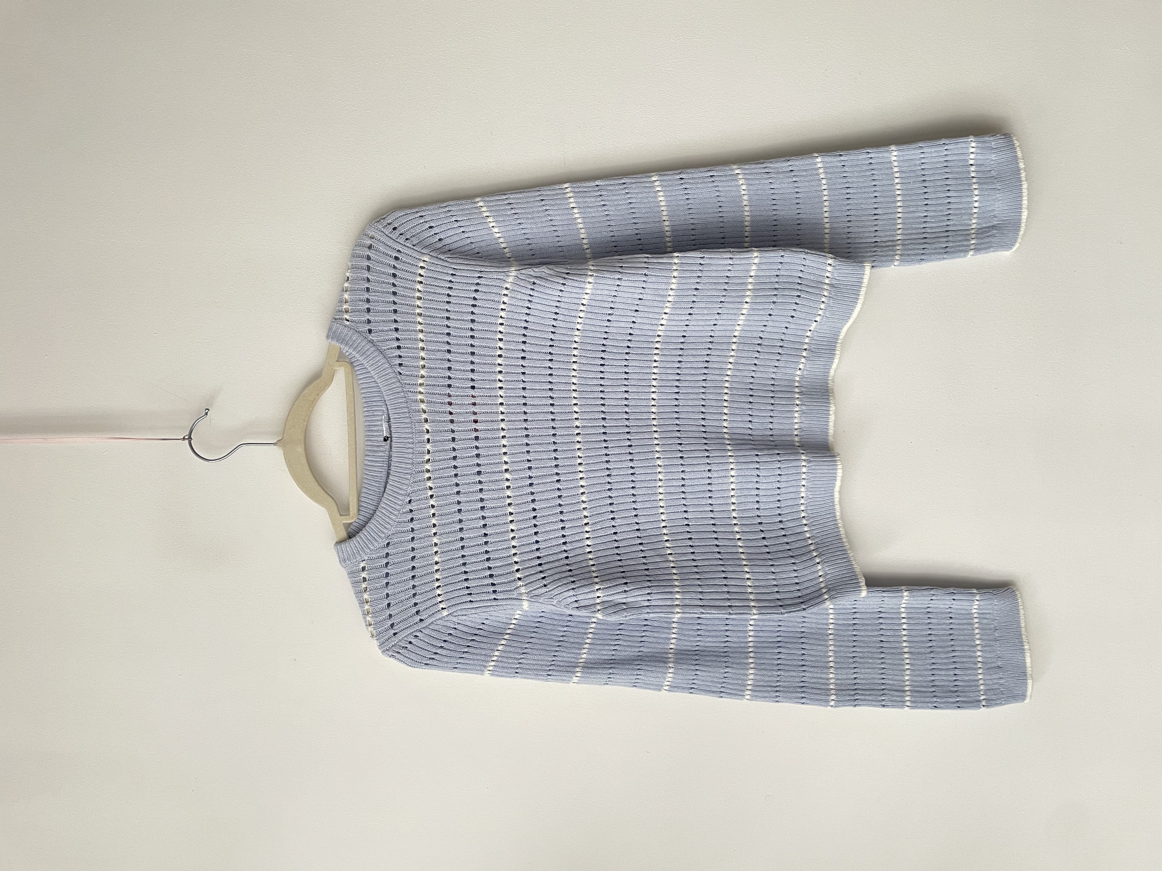 Sweater calado celeste. Talla: S  1