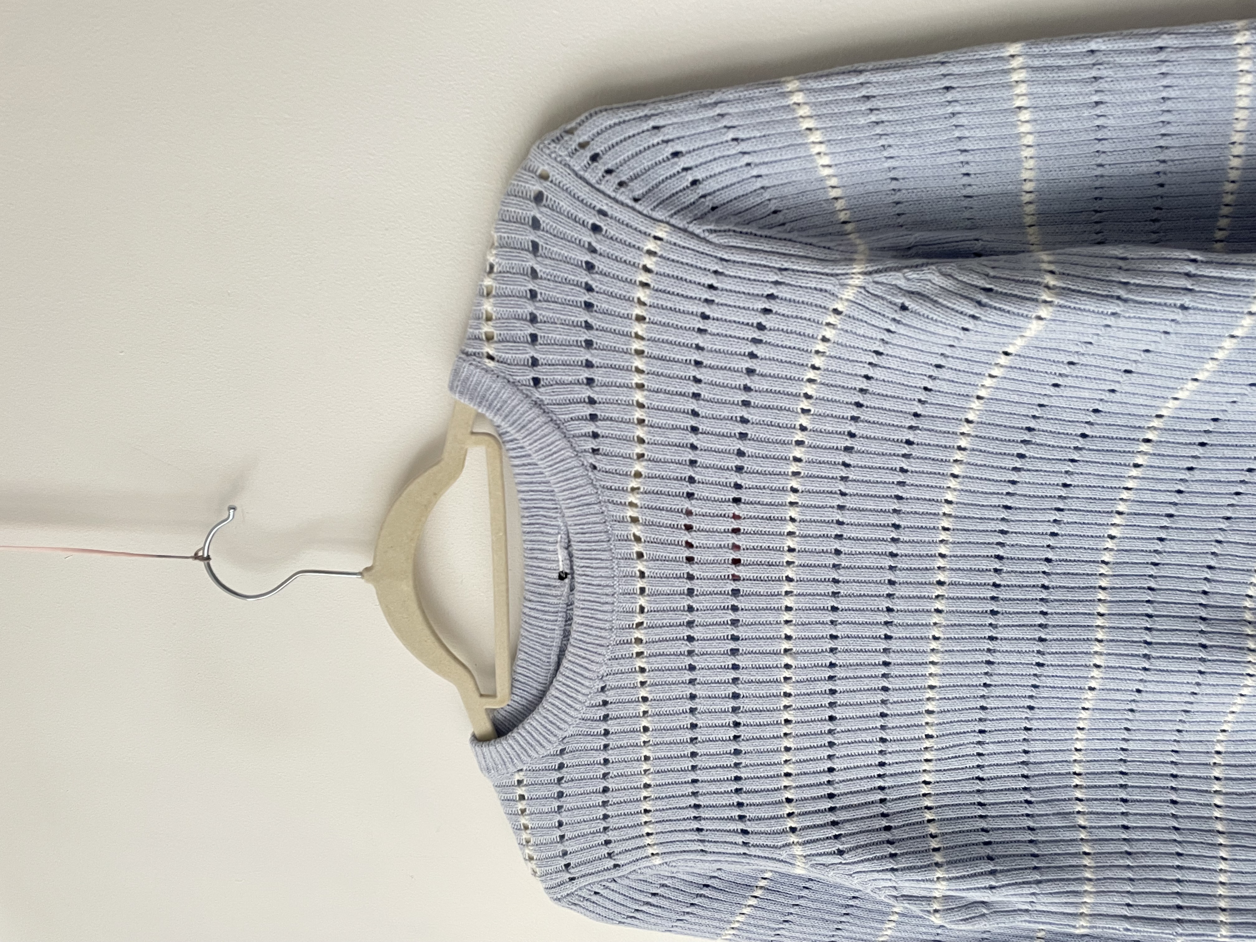 Sweater calado celeste. Talla: S  2