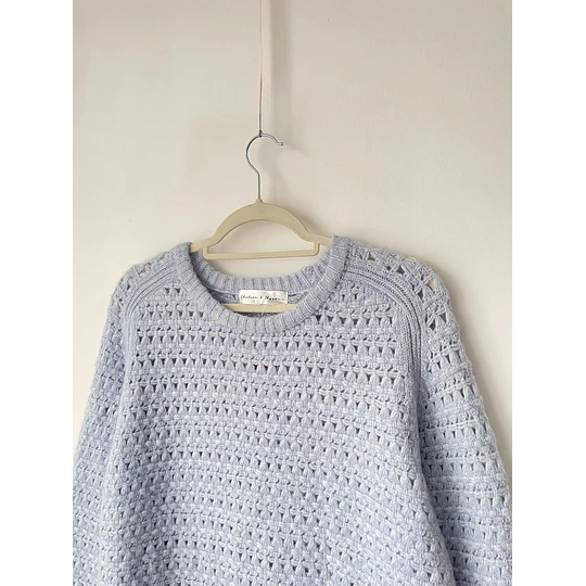 Sweater celeste calado. Talla: M
