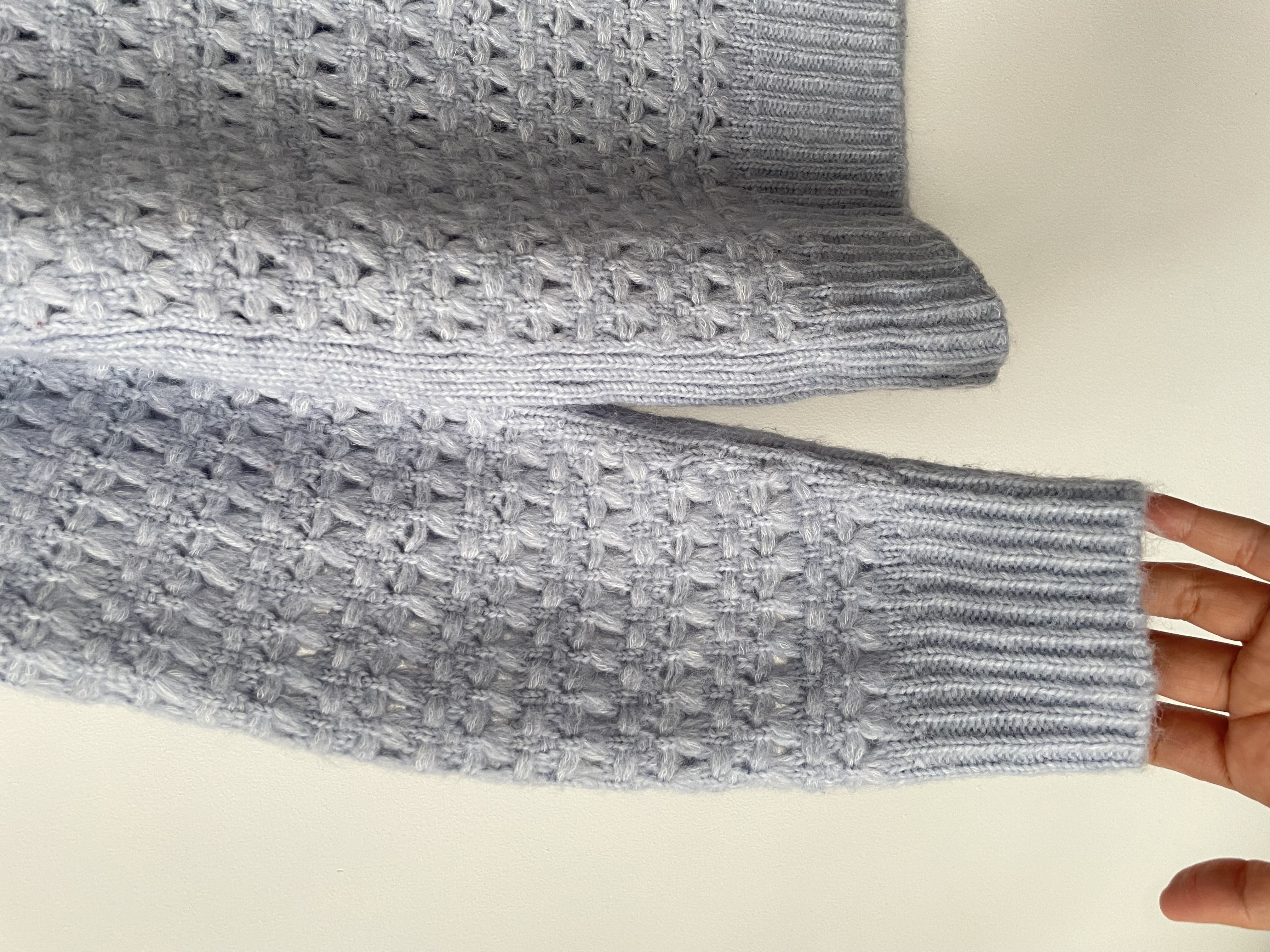 Sweater celeste calado. Talla: M 2