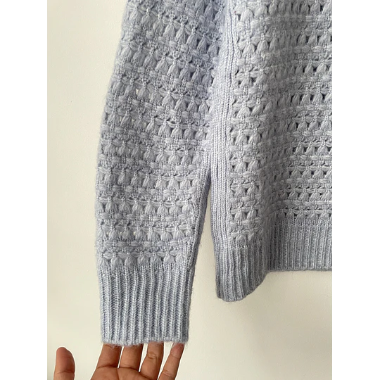 Sweater celeste calado. Talla: M