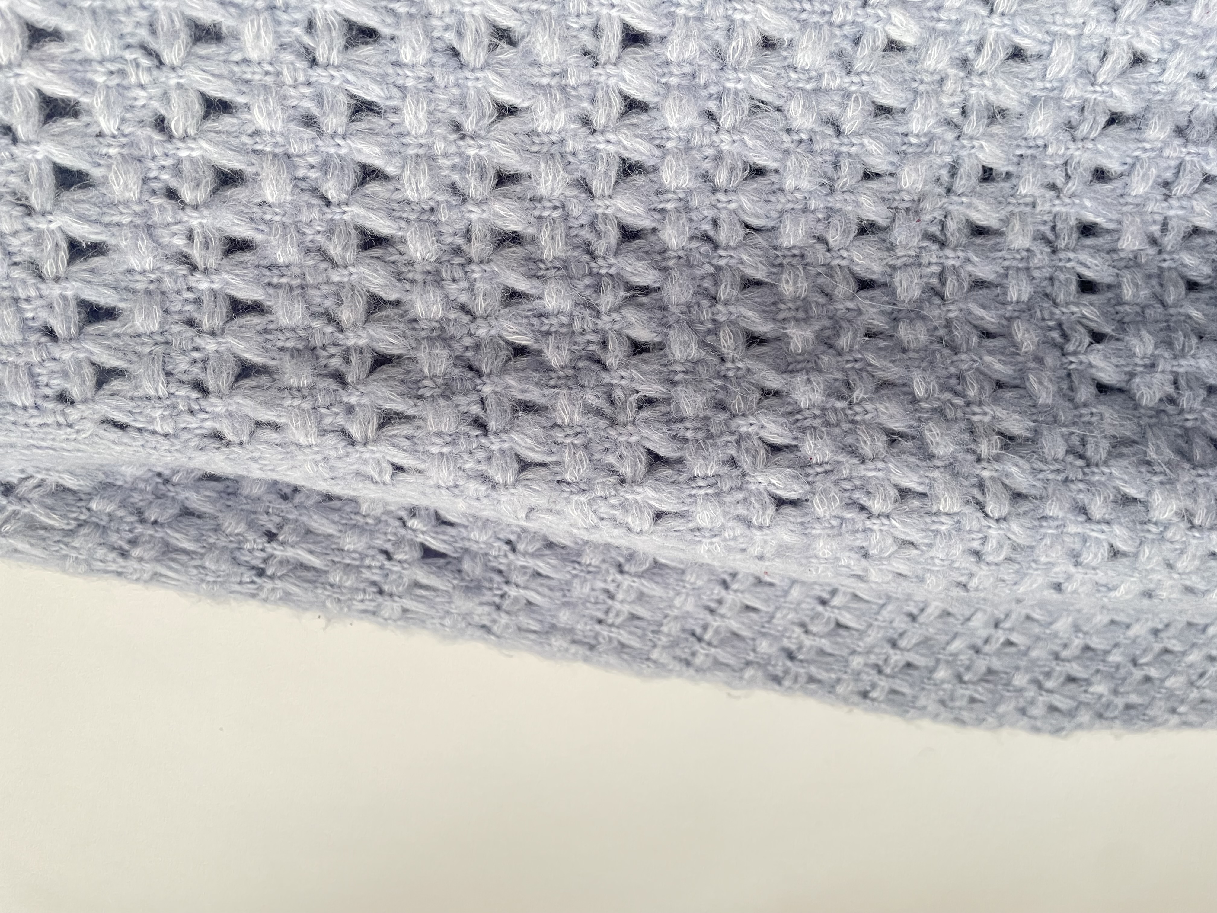Sweater celeste calado. Talla: M 3