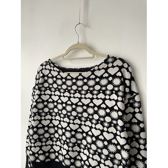 Sweater corazones y soles. Talla: S holgado