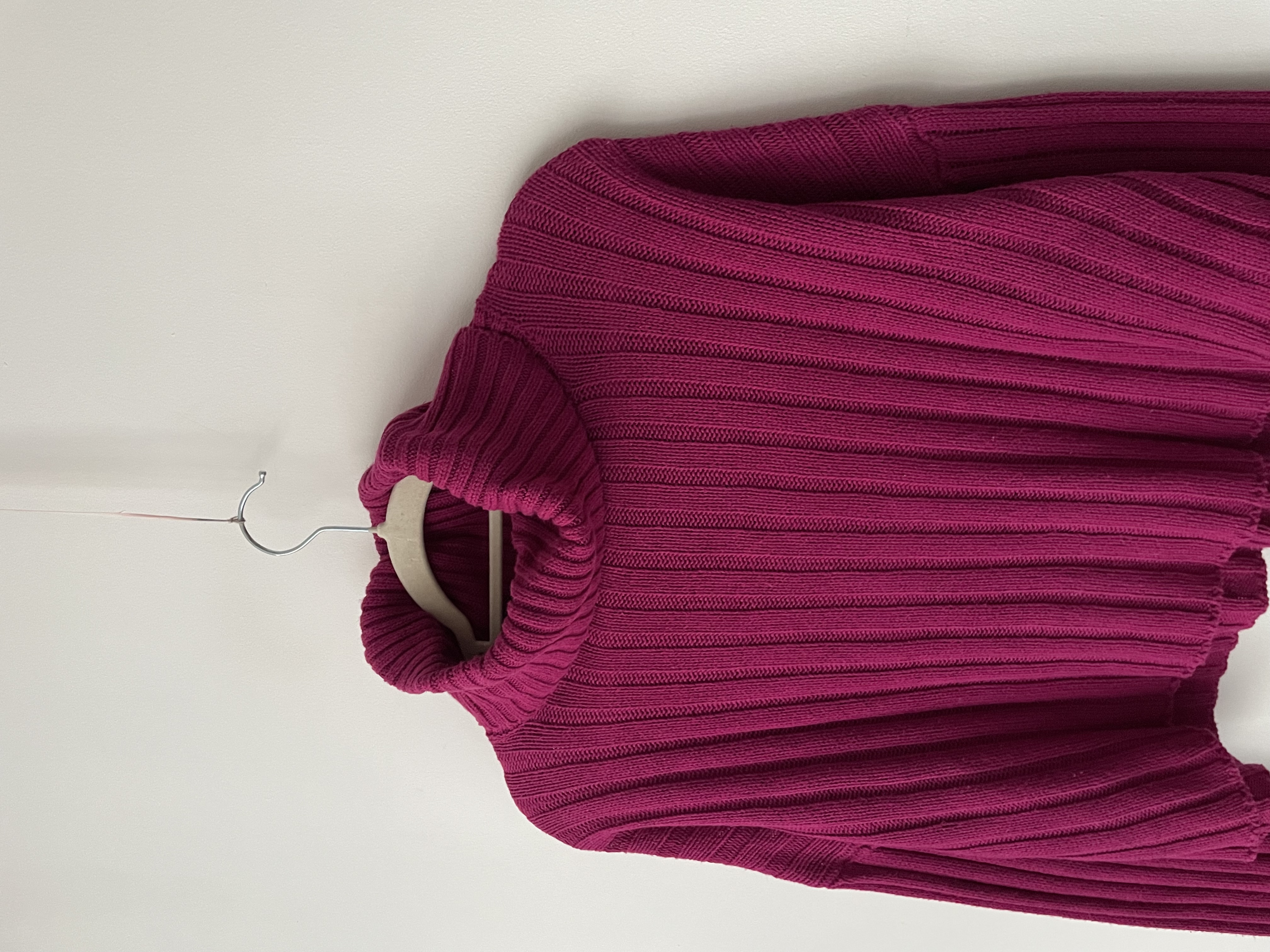 Sweater magenta. Talla: M 2